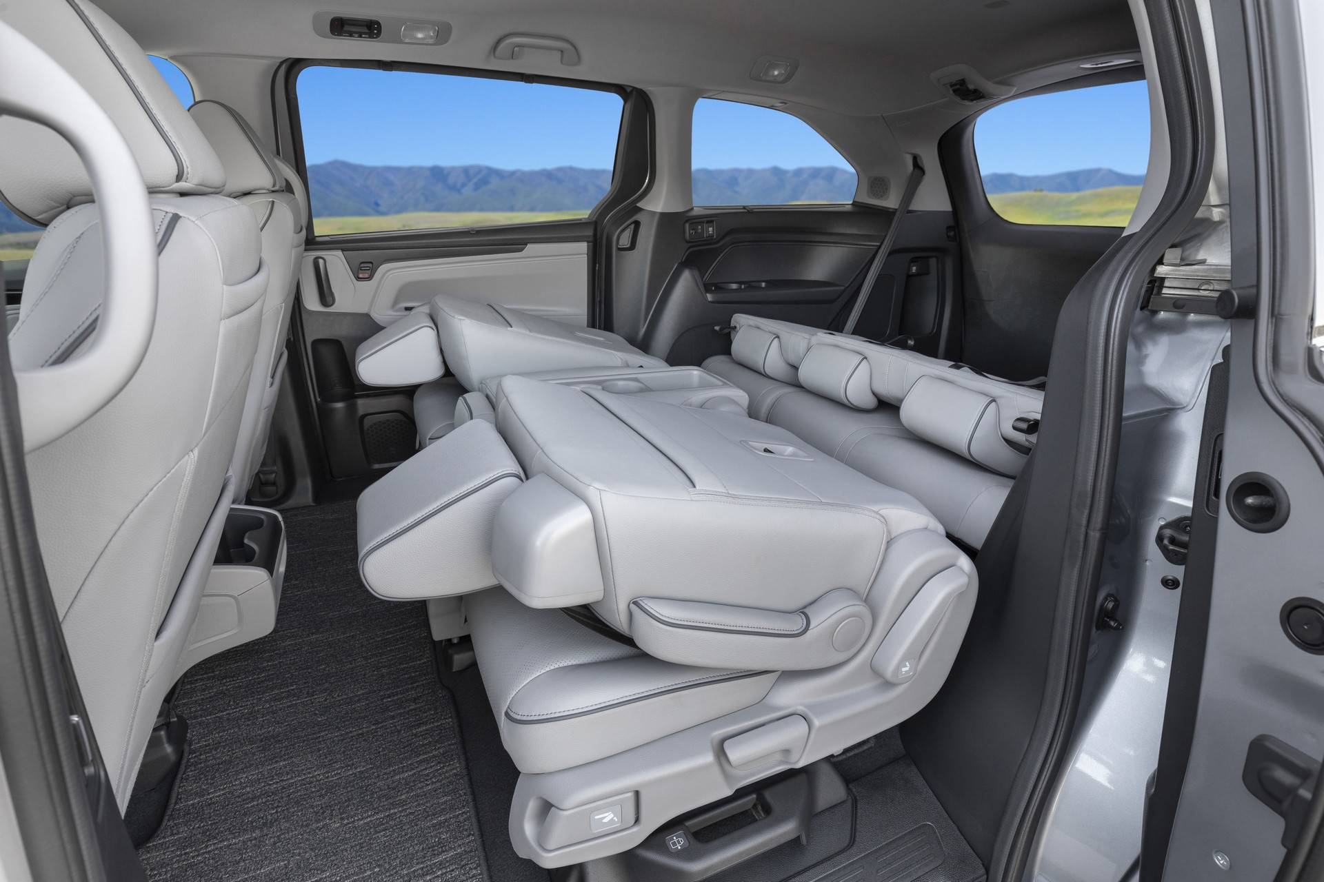 Download 2021 Honda Odyssey - Interior, Rear Seats HD Wallpaper 1920x1280 #103