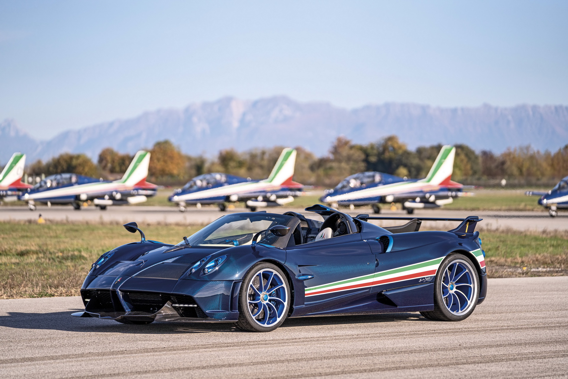 Download 2021 Pagani Huayra Tricolore - Front Three-Quarter HD Wallpaper 1920x1281 #2