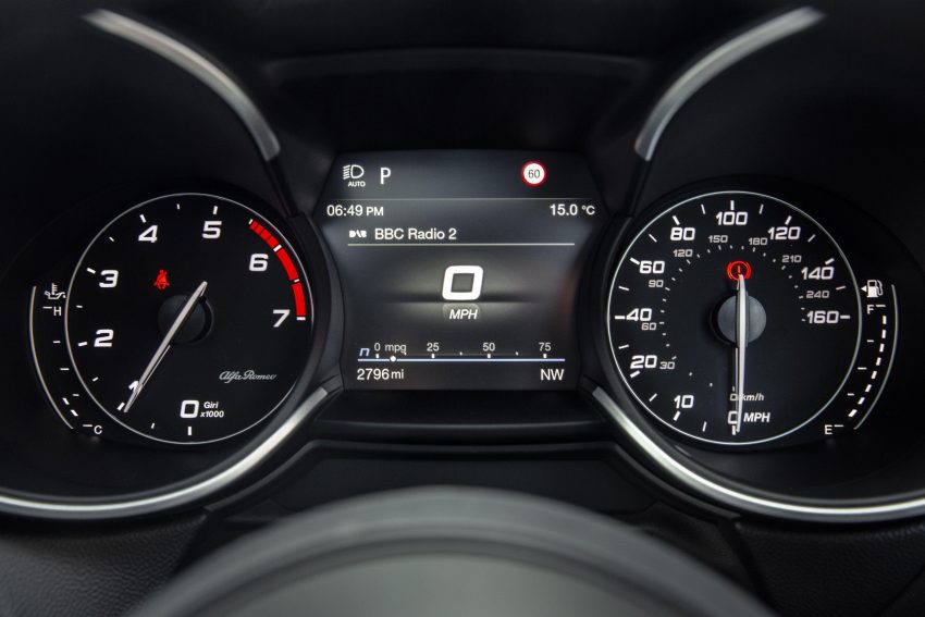 2020 Alfa Romeo Stelvio Veloce - Instrument Cluster Wallpaper 850x567 #33