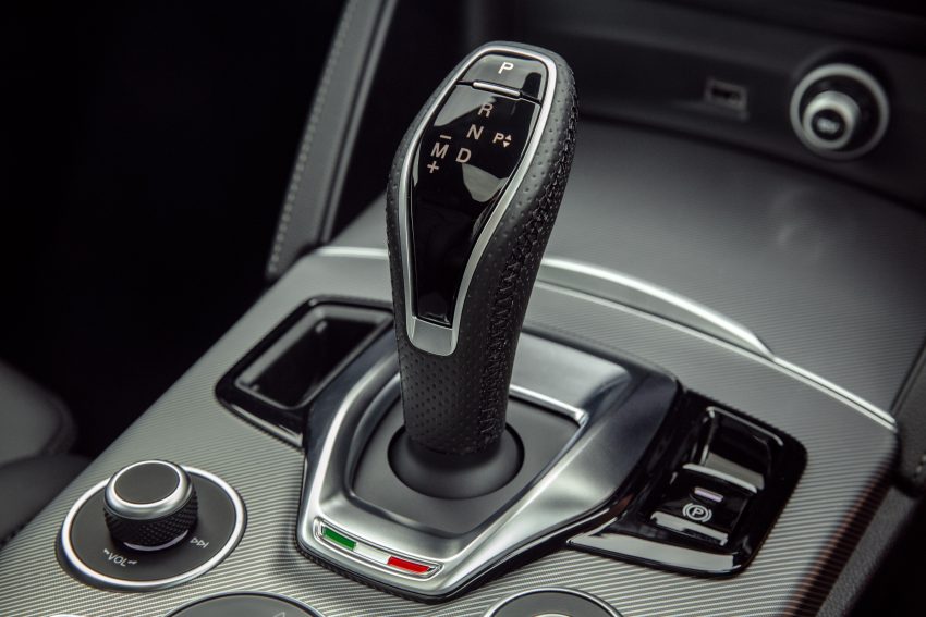 2020 Alfa Romeo Stelvio Veloce - Paddle Shifters Wallpaper 850x567 #39