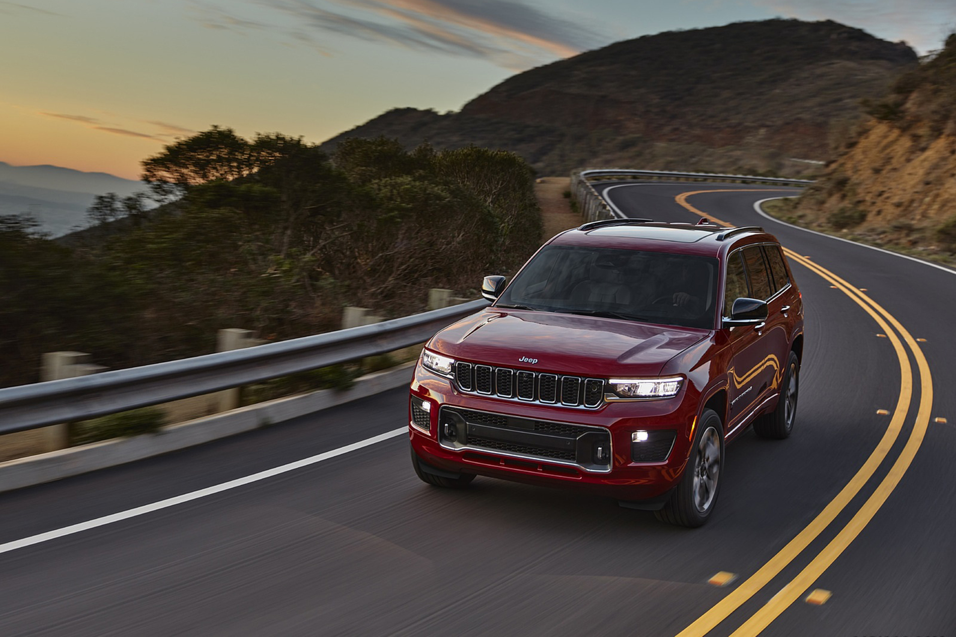 Download 2021 Jeep Grand Cherokee L Overland - Front Three-Quarter HD Wallpaper 1921x1281 #1