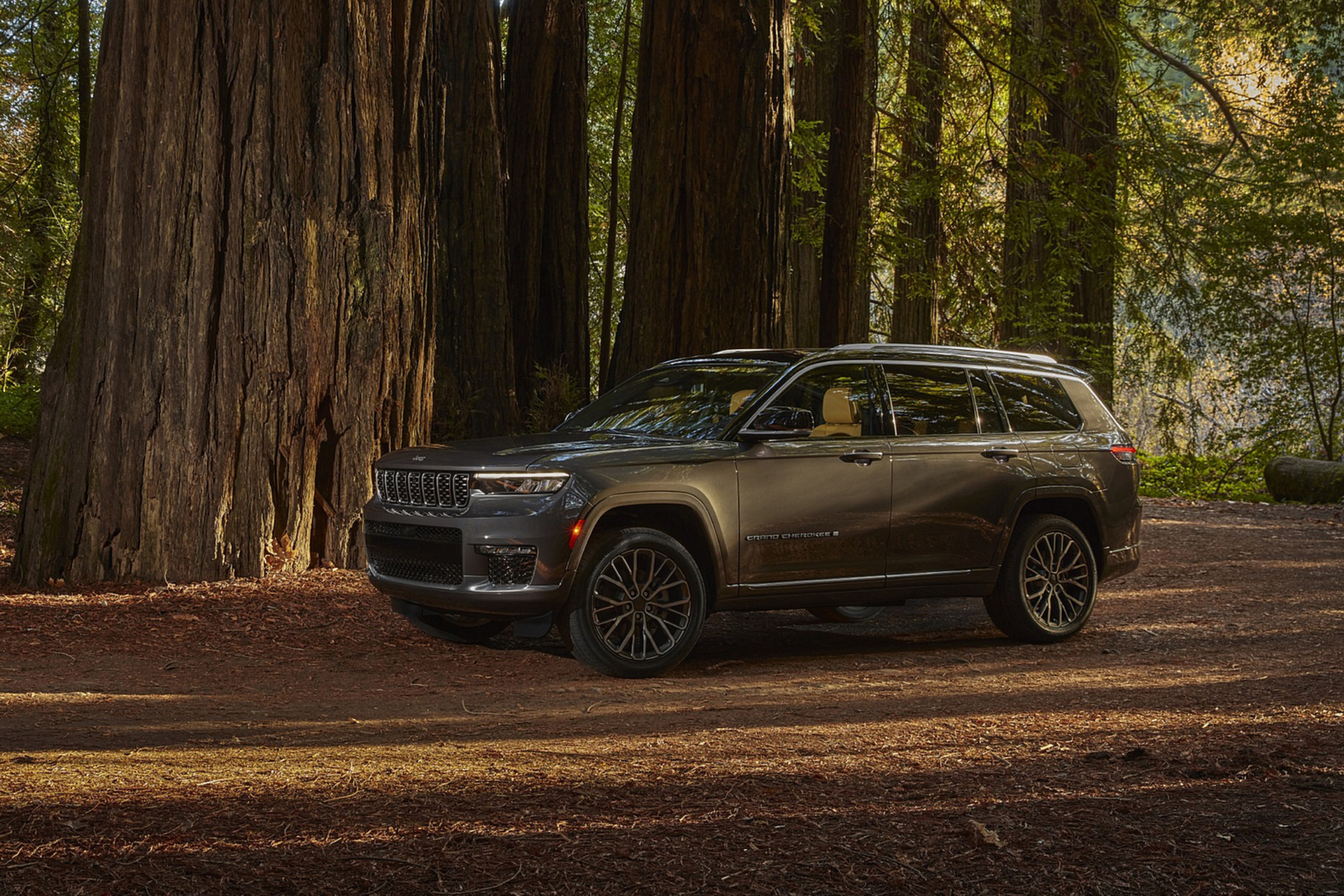 Download 2021 Jeep Grand Cherokee L Summit Reserve - Front Three-Quarter HD Wallpaper 1921x1281 #20