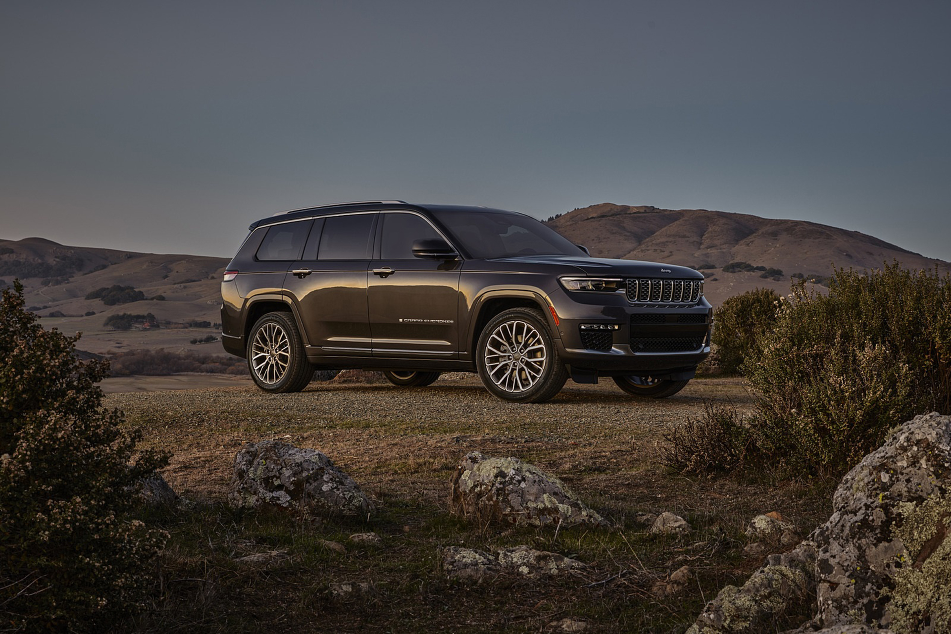 Download 2021 Jeep Grand Cherokee L Summit Reserve - Front Three-Quarter HD Wallpaper 1921x1281 #51