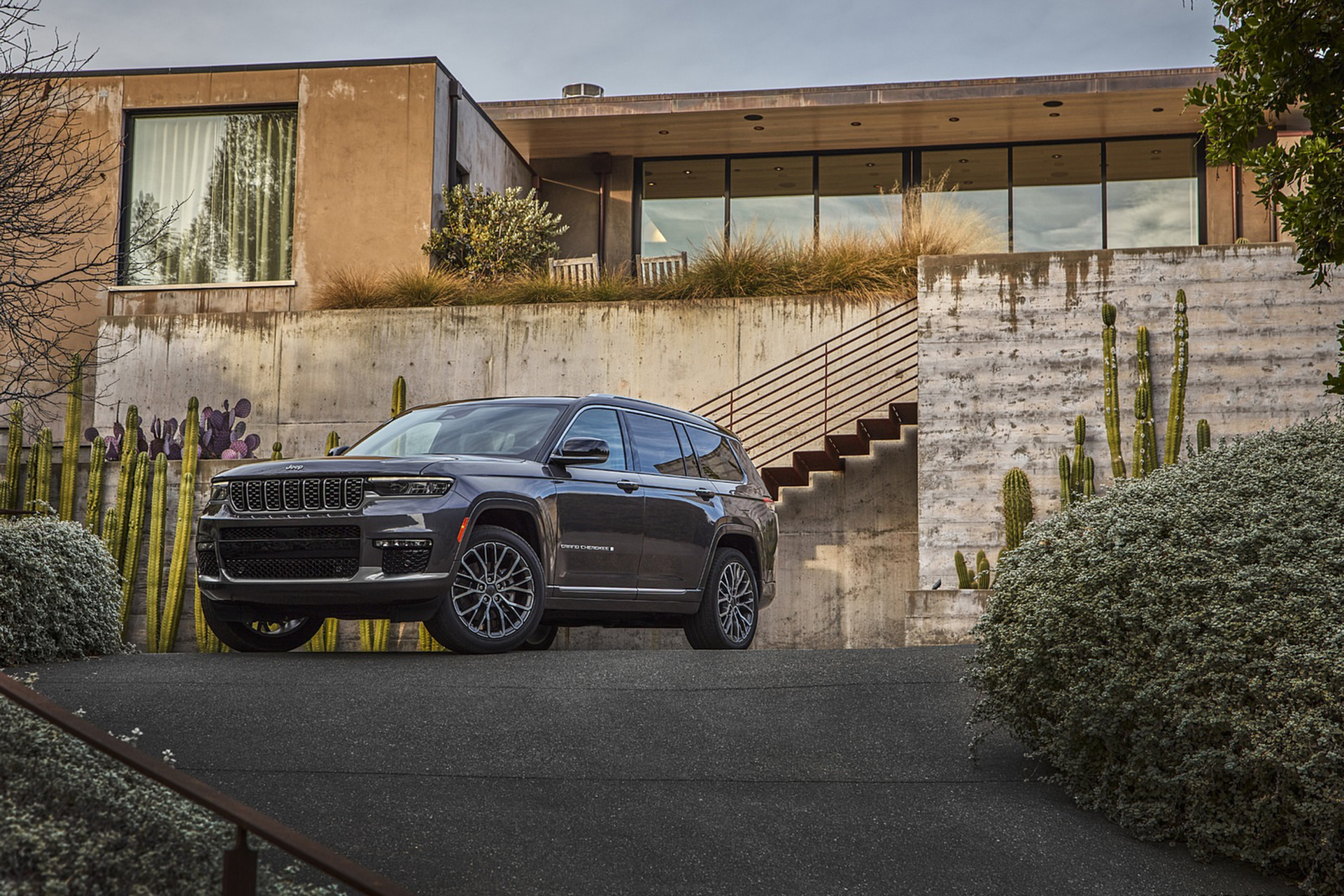 Download 2021 Jeep Grand Cherokee L Summit Reserve - Front Three-Quarter HD Wallpaper 1921x1281 #52