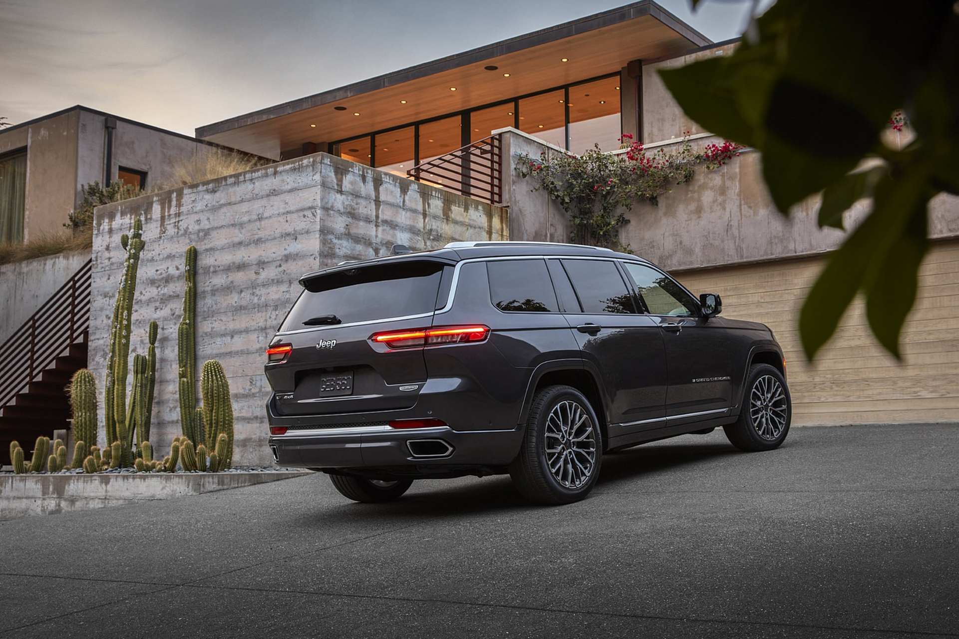 Download 2021 Jeep Grand Cherokee L Summit Reserve - Rear Three-Quarter HD Wallpaper 1921x1280 #54