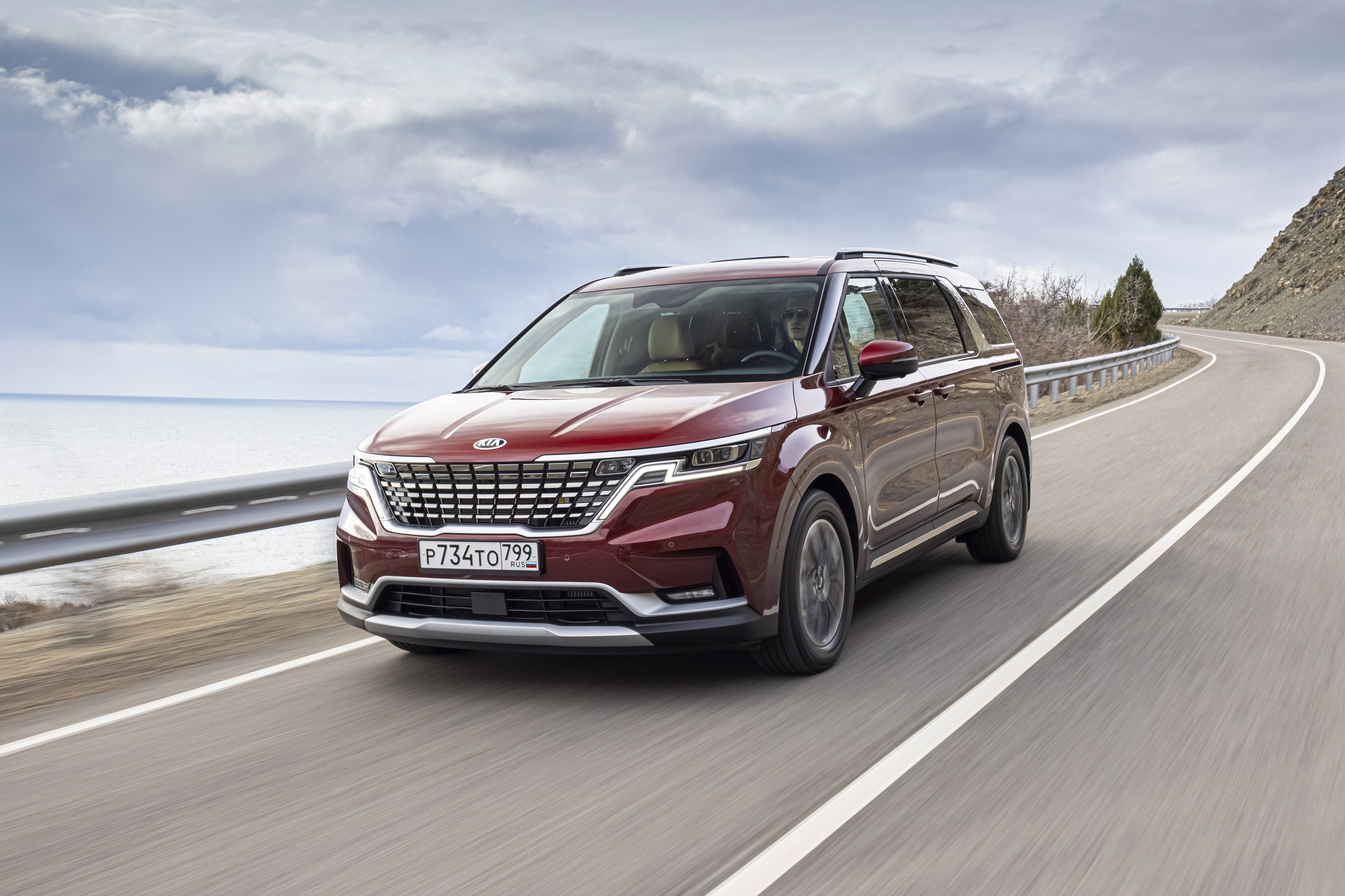 Download 2021 Kia Carnival [CIS-spec] - Front Three-Quarter HD Wallpaper 2560x1707 #1