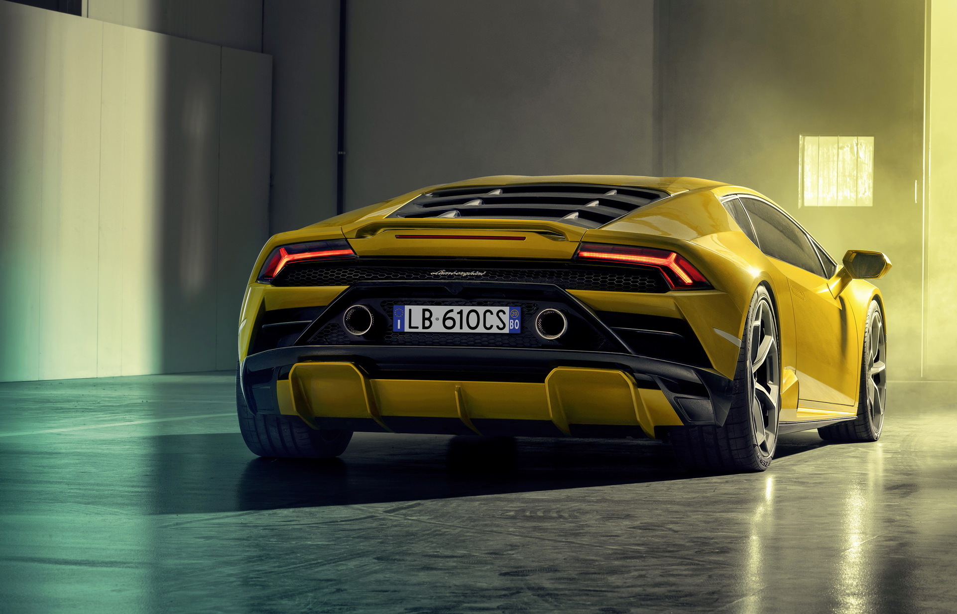 Download 2021 Lamborghini Huracán EVO RWD - Rear HD Wallpaper 1922x1233 #18