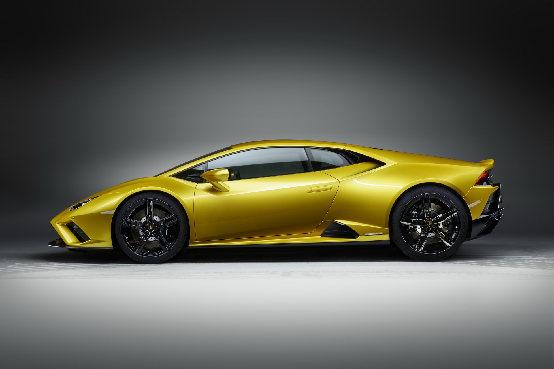 Download 2021 Lamborghini Huracán EVO RWD - Side HD Wallpaper 1922x1281 #23
