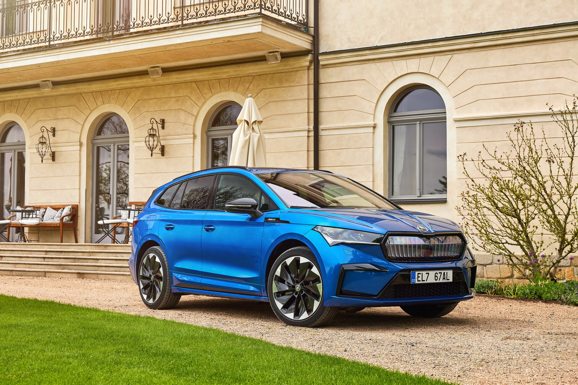 Download 2021 Skoda Enyaq Sportline iV 80x - Front Three-Quarter HD Wallpaper 1920x1281 #25