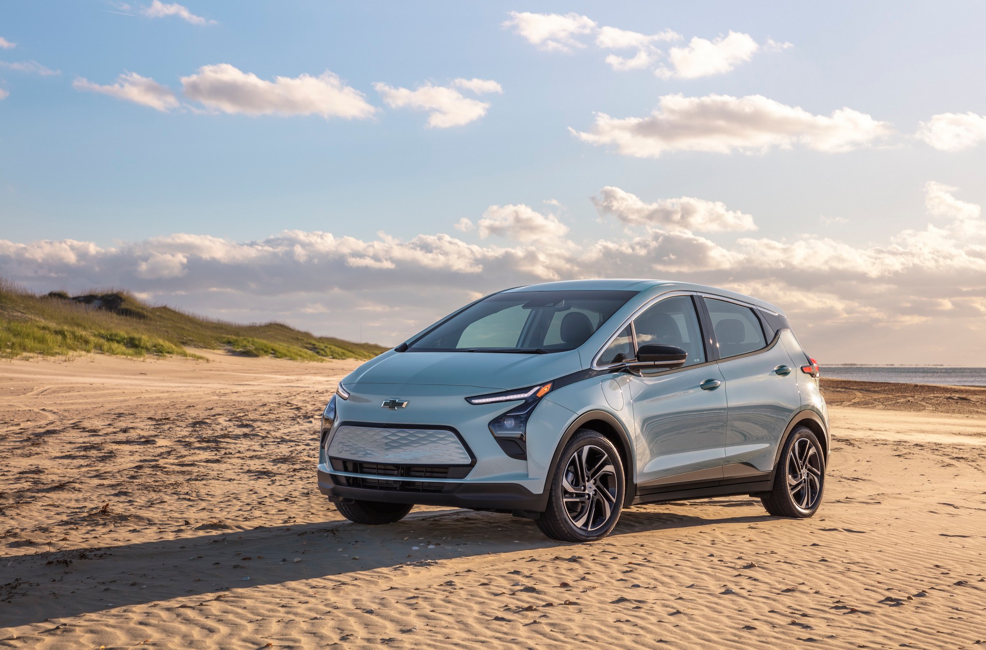 Download 2022 Chevrolet Bolt EV - Front Three-Quarter HD Wallpaper 1920x1267 #5