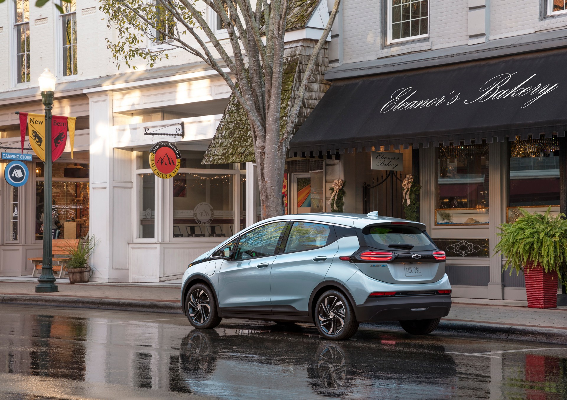 Download 2022 Chevrolet Bolt EV - Rear Three-Quarter HD Wallpaper 1920x1355 #13