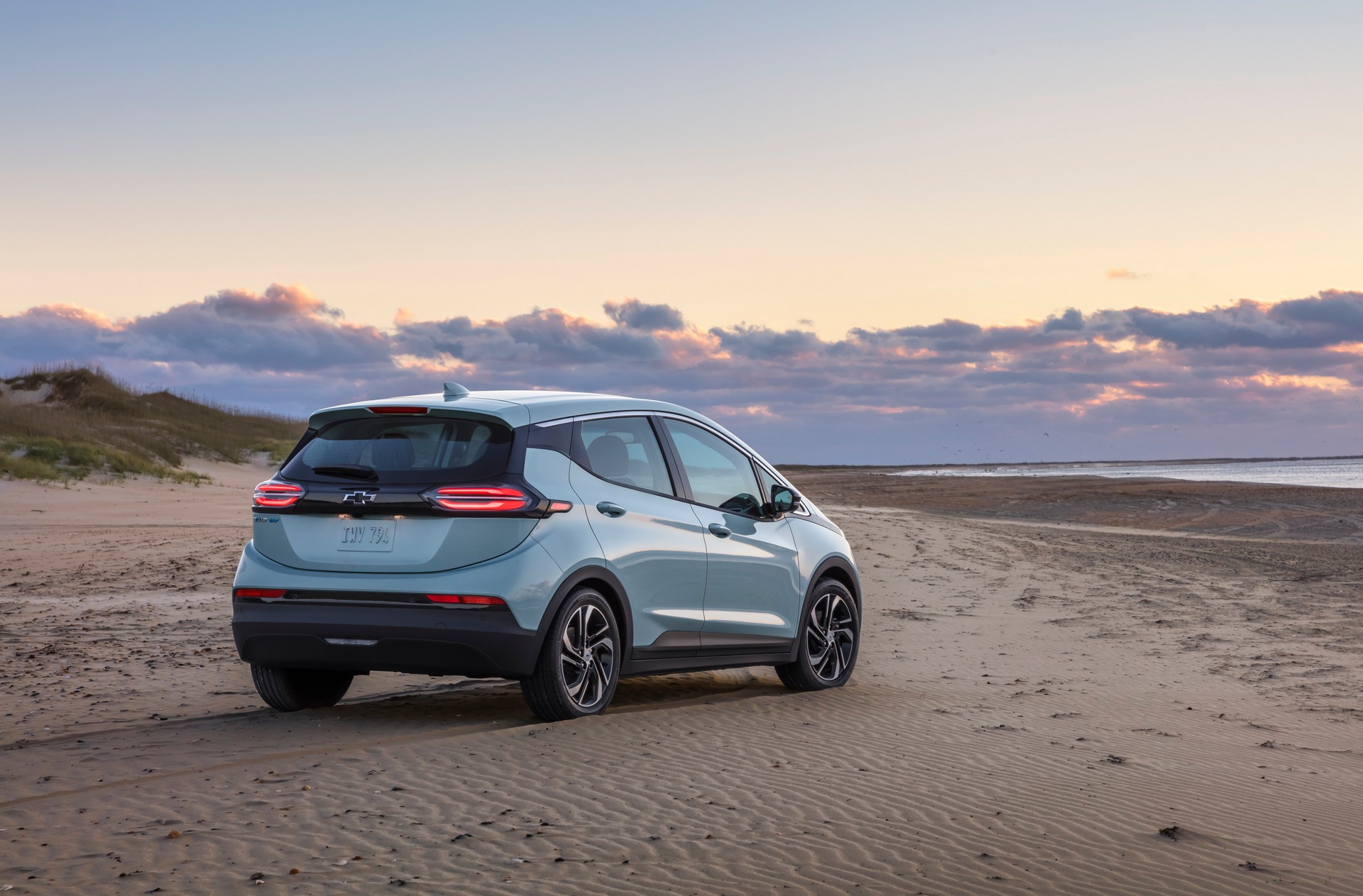 Download 2022 Chevrolet Bolt EV - Rear Three-Quarter HD Wallpaper 1920x1263 #6