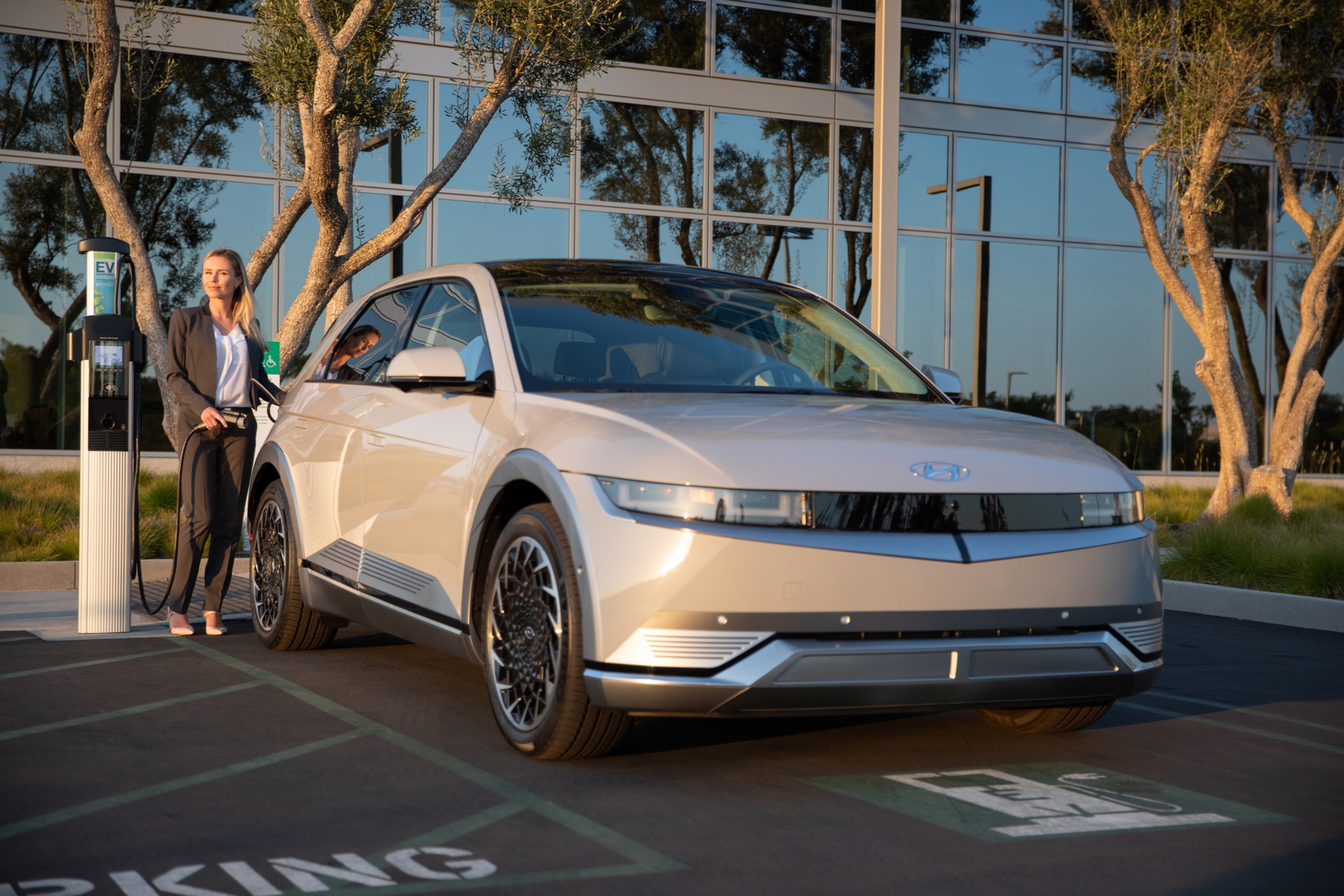 Download 2022 Hyundai Ioniq 5 - Charging HD Wallpaper 1920x1280 #135