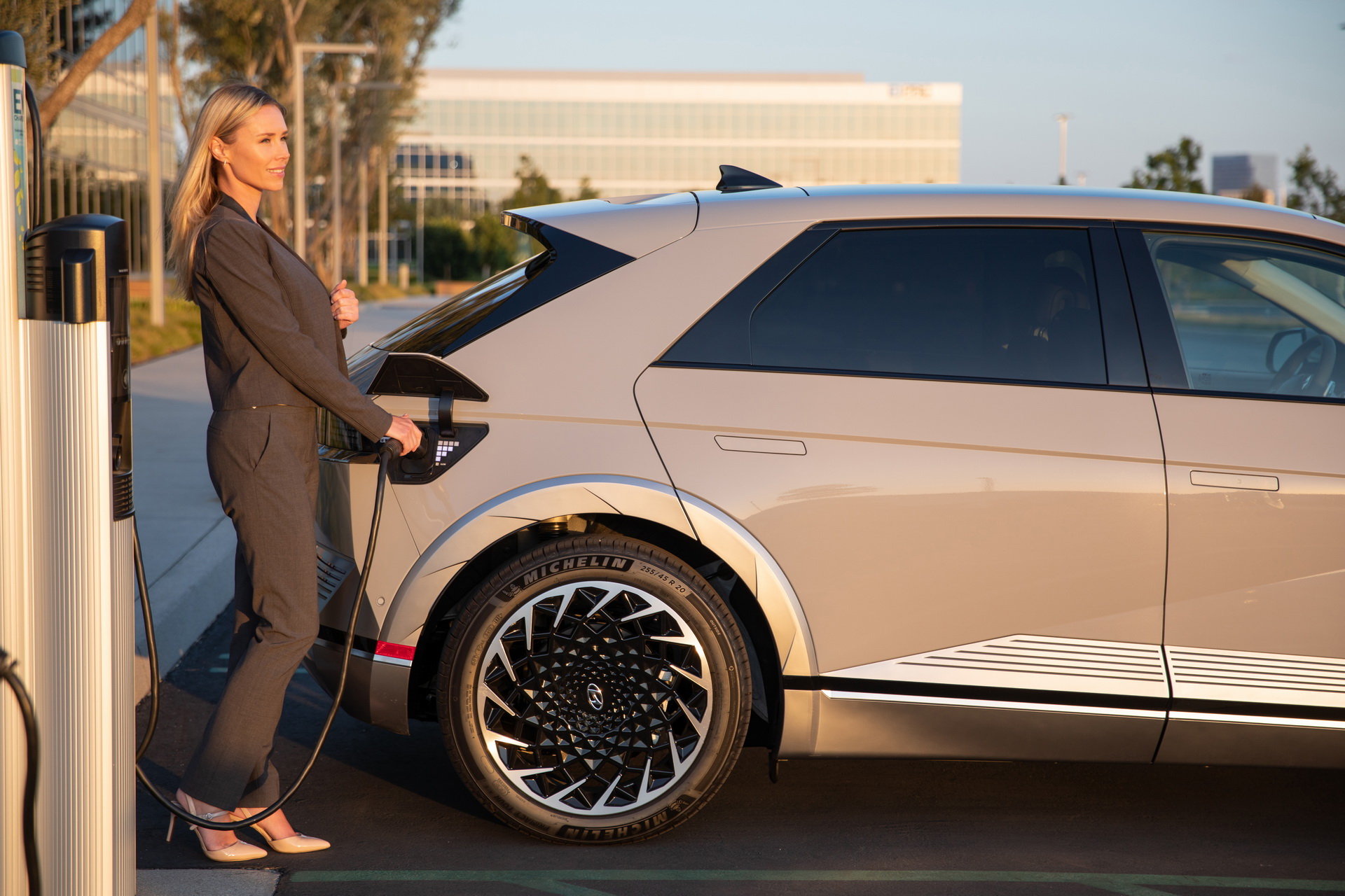 Download 2022 Hyundai Ioniq 5 - Charging HD Wallpaper 1920x1280 #154