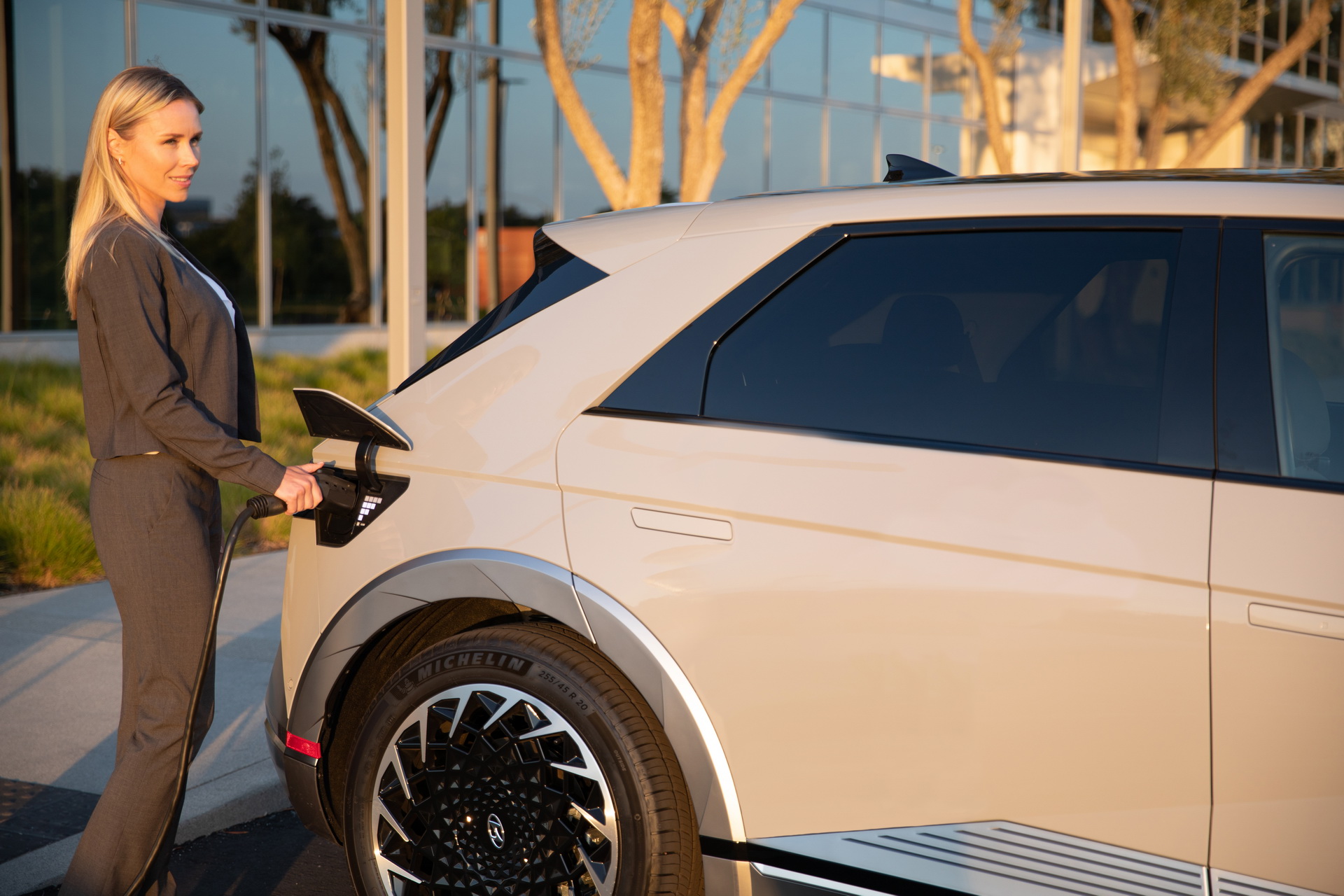 Download 2022 Hyundai Ioniq 5 - Charging HD Wallpaper 1920x1280 #158