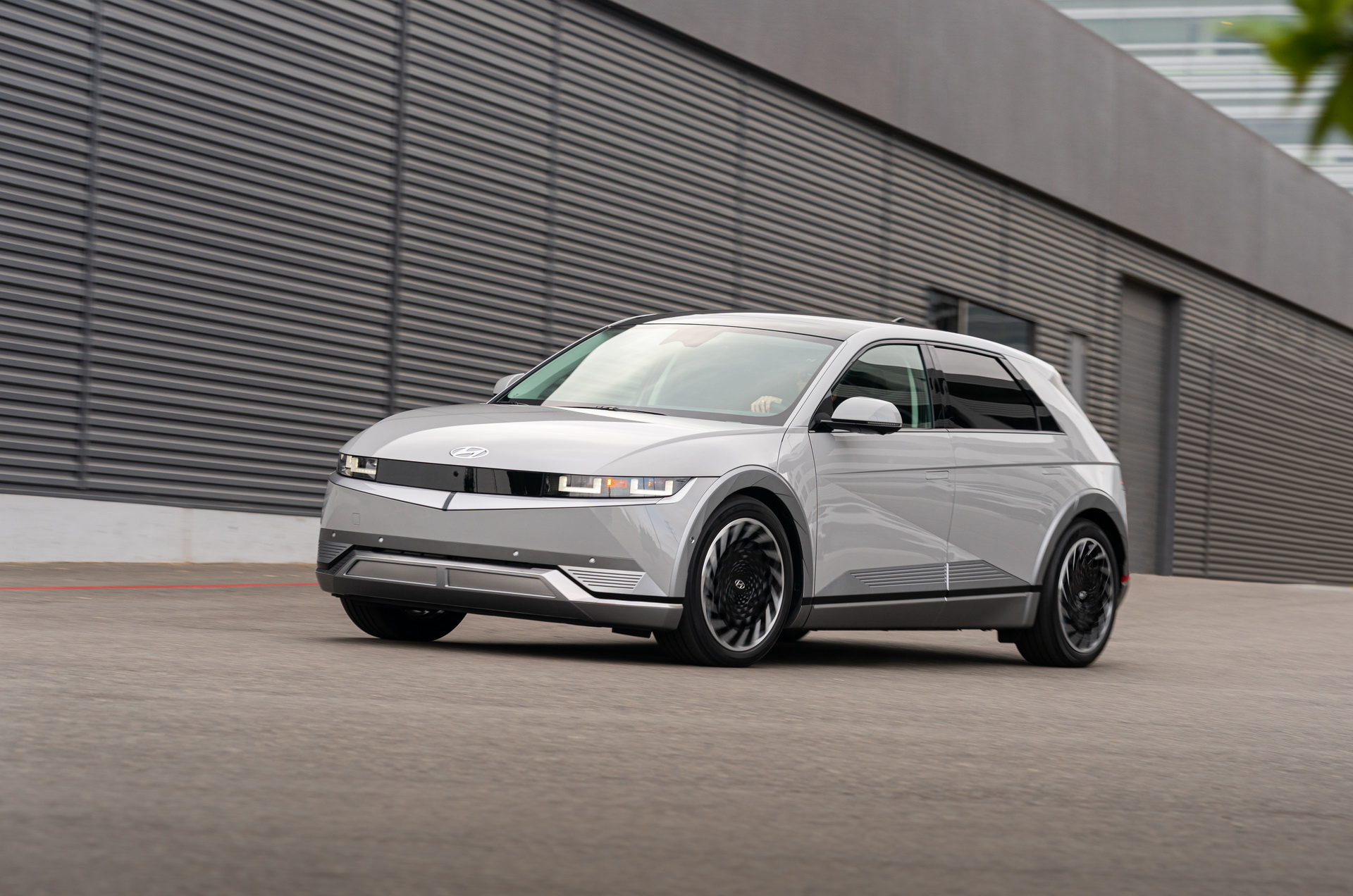 Download 2022 Hyundai Ioniq 5 - Front Three-Quarter HD Wallpaper 1920x1272 #63