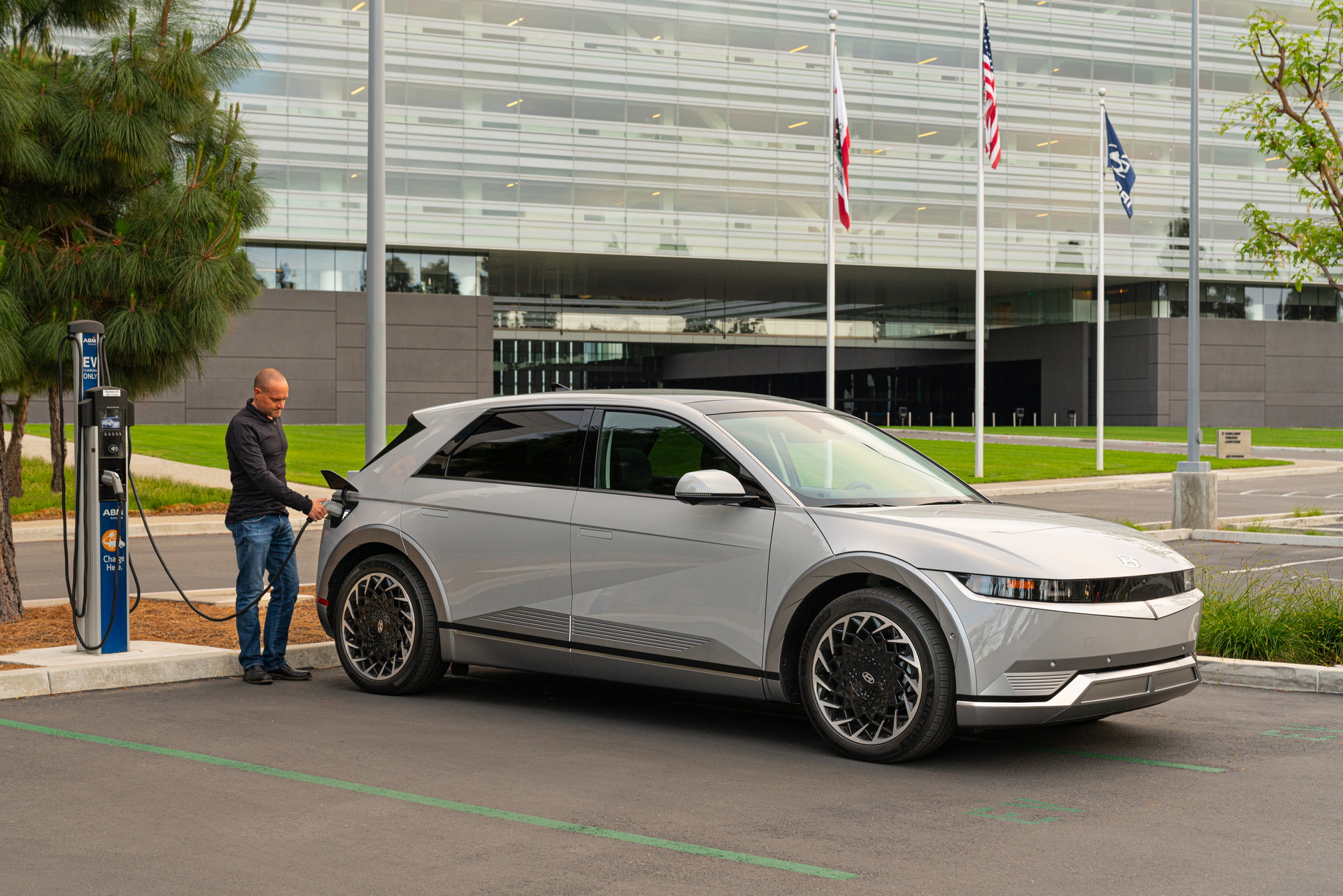 Download 2022 Hyundai Ioniq 5 - Front Three-Quarter HD Wallpaper 1920x1281 #114