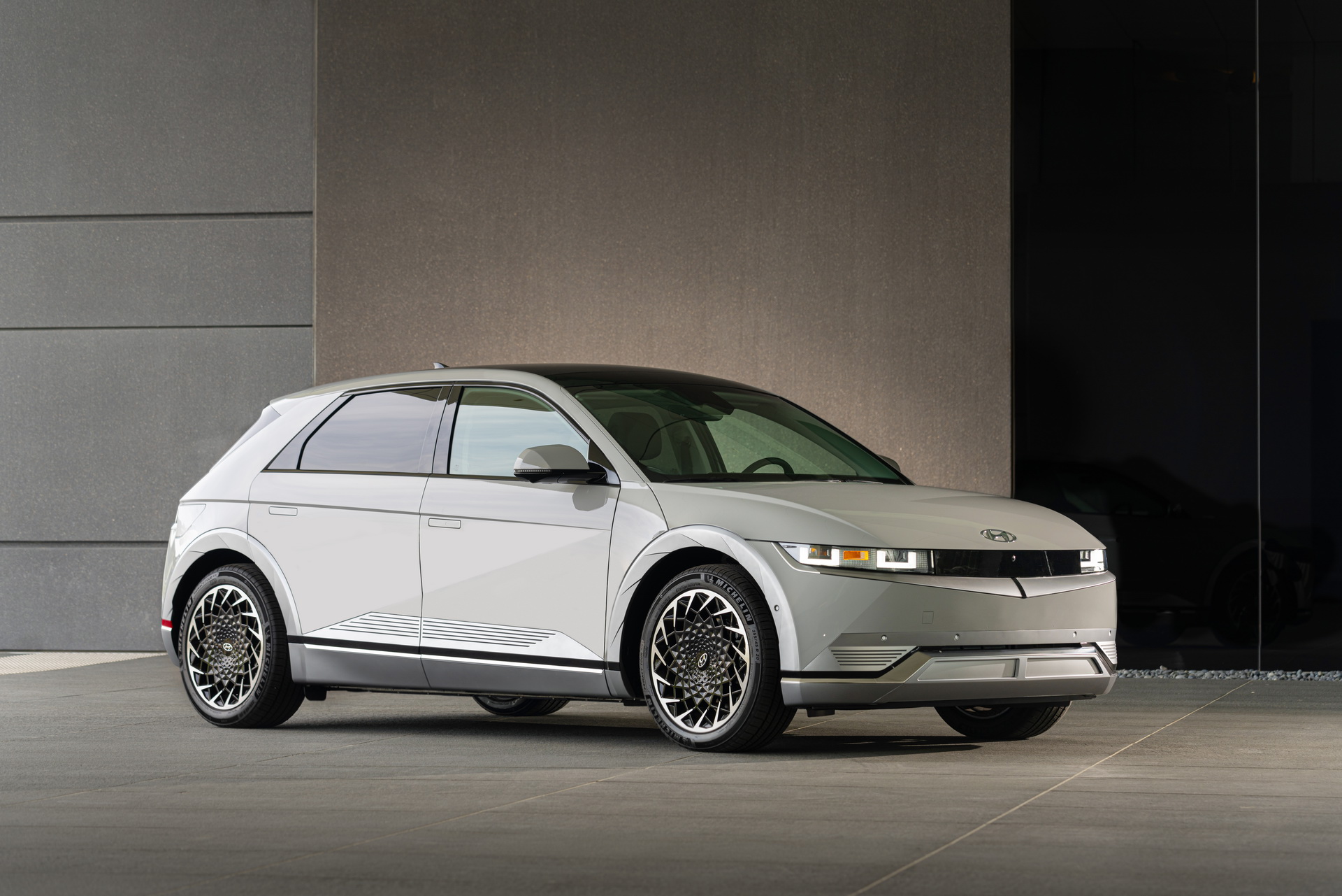 Download 2022 Hyundai Ioniq 5 - Front Three-Quarter HD Wallpaper 1920x1281 #86