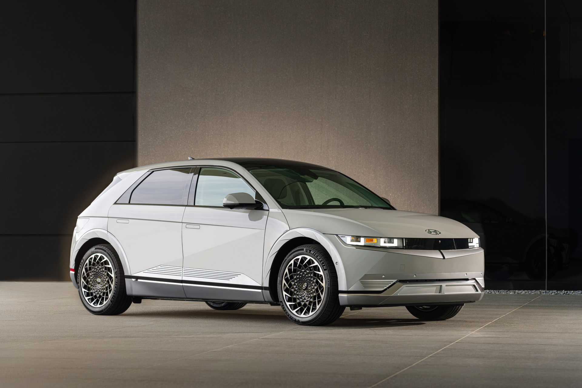 Download 2022 Hyundai Ioniq 5 - Front Three-Quarter HD Wallpaper 1920x1281 #87