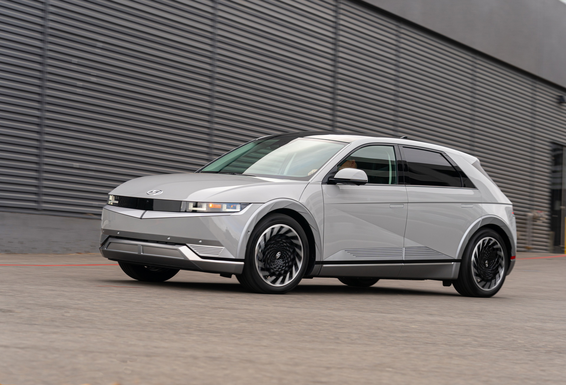 Download 2022 Hyundai Ioniq 5 - Front Three-Quarter HD Wallpaper 1920x1307 #64