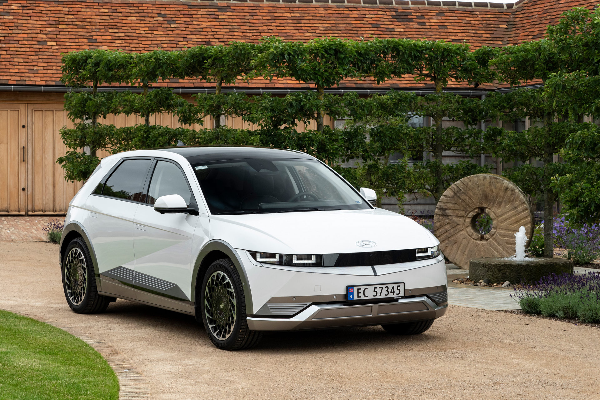 Download 2022 Hyundai Ioniq 5 - Front Three-Quarter HD Wallpaper 1920x1280 #22