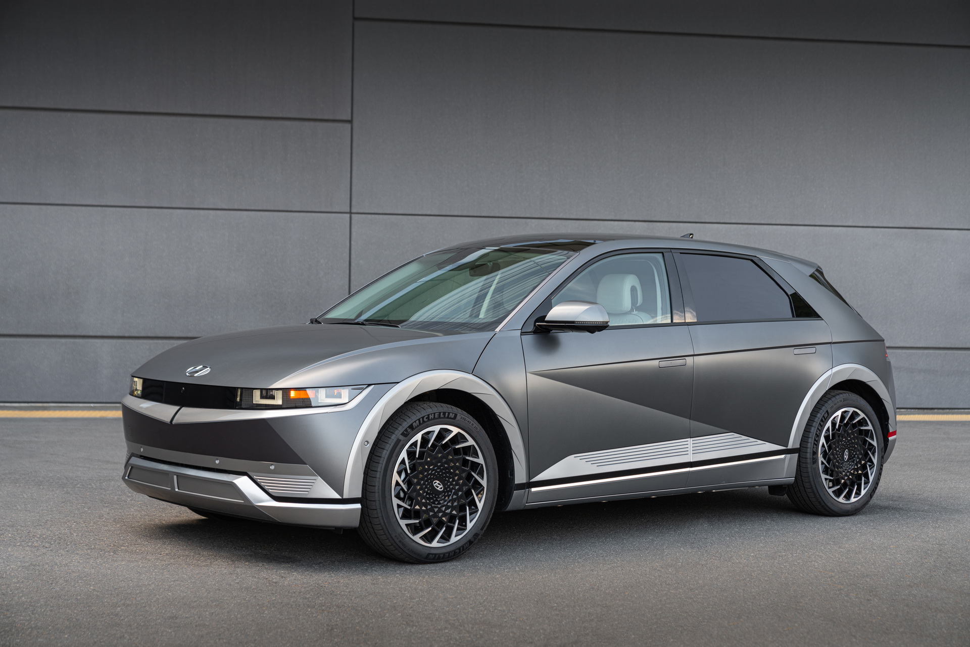 Download 2022 Hyundai Ioniq 5 - Front Three-Quarter HD Wallpaper 1920x1281 #102