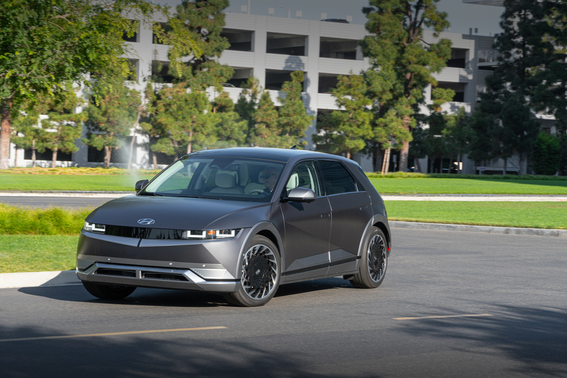 Download 2022 Hyundai Ioniq 5 - Front Three-Quarter HD Wallpaper 1920x1281 #99