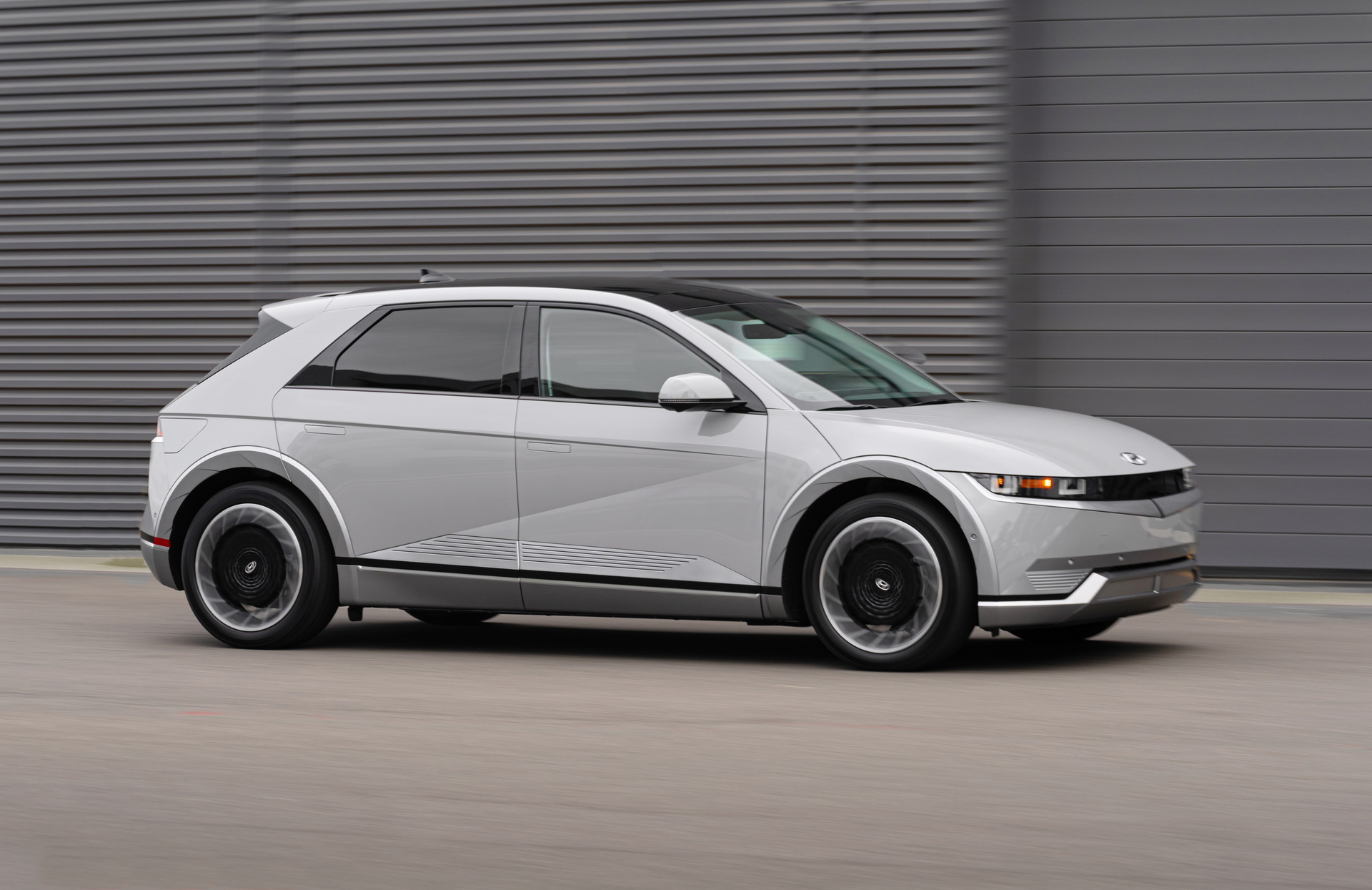 Download 2022 Hyundai Ioniq 5 - Front Three-Quarter HD Wallpaper 1920x1245 #80