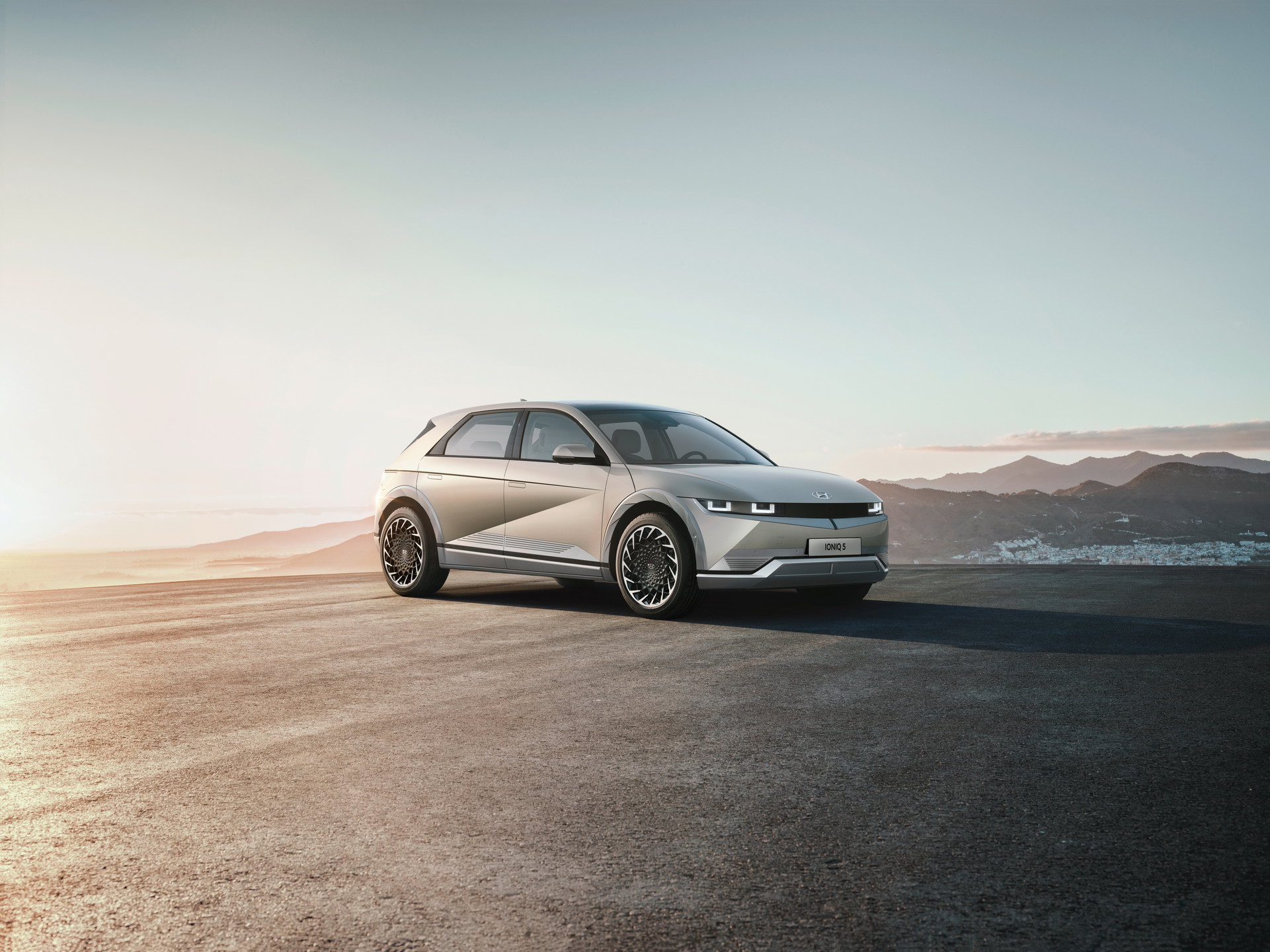 Download 2022 Hyundai Ioniq 5 - Front Three-Quarter HD Wallpaper 1921x1440 #238