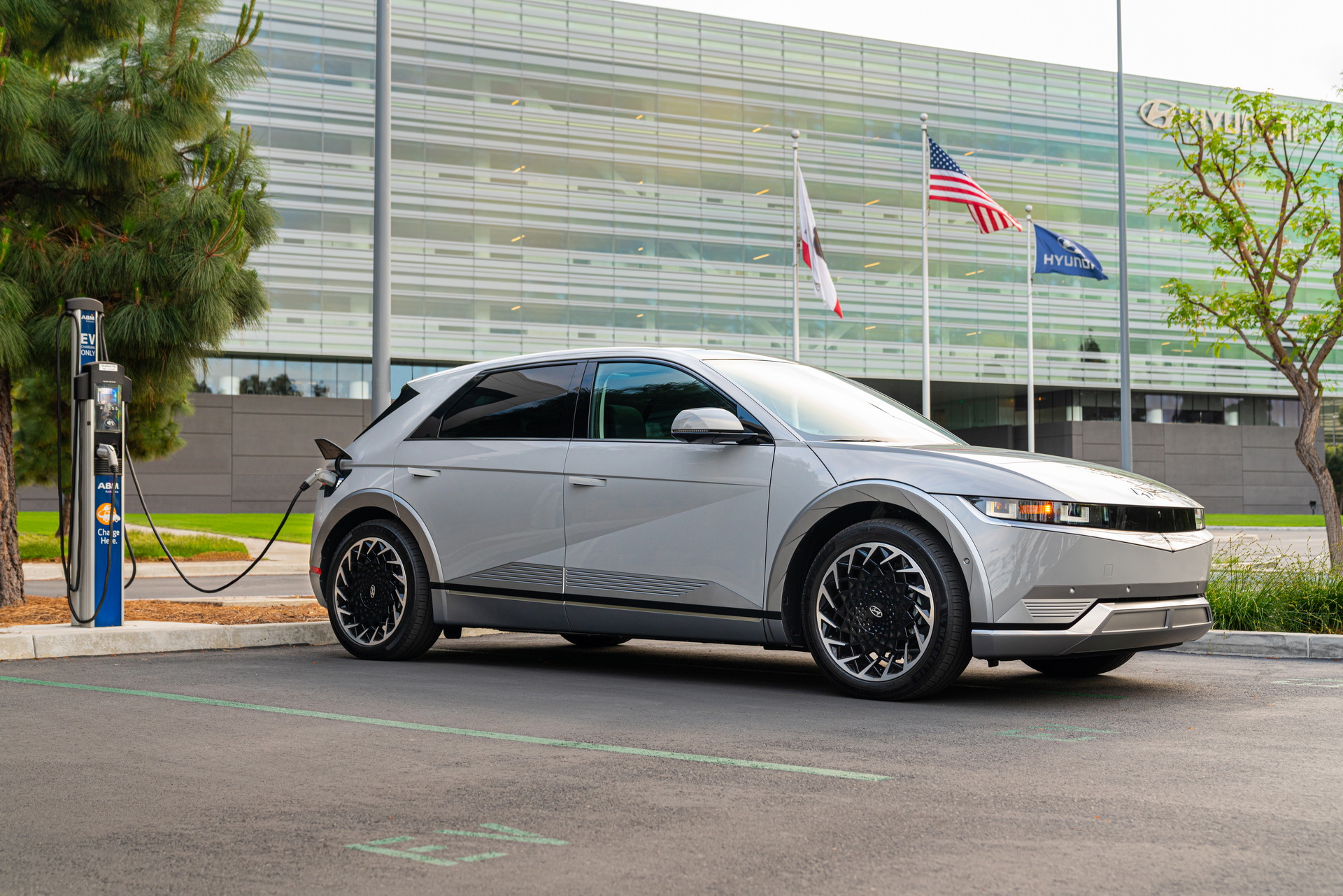 Download 2022 Hyundai Ioniq 5 - Front Three-Quarter HD Wallpaper 1920x1281 #118