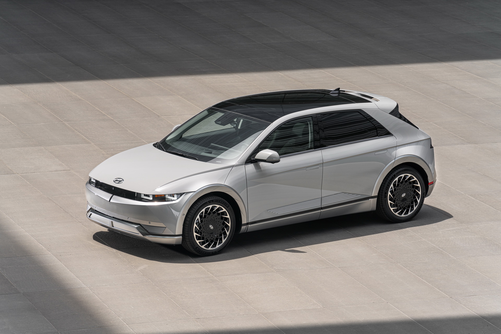 Download 2022 Hyundai Ioniq 5 - Front Three-Quarter HD Wallpaper 1920x1281 #82