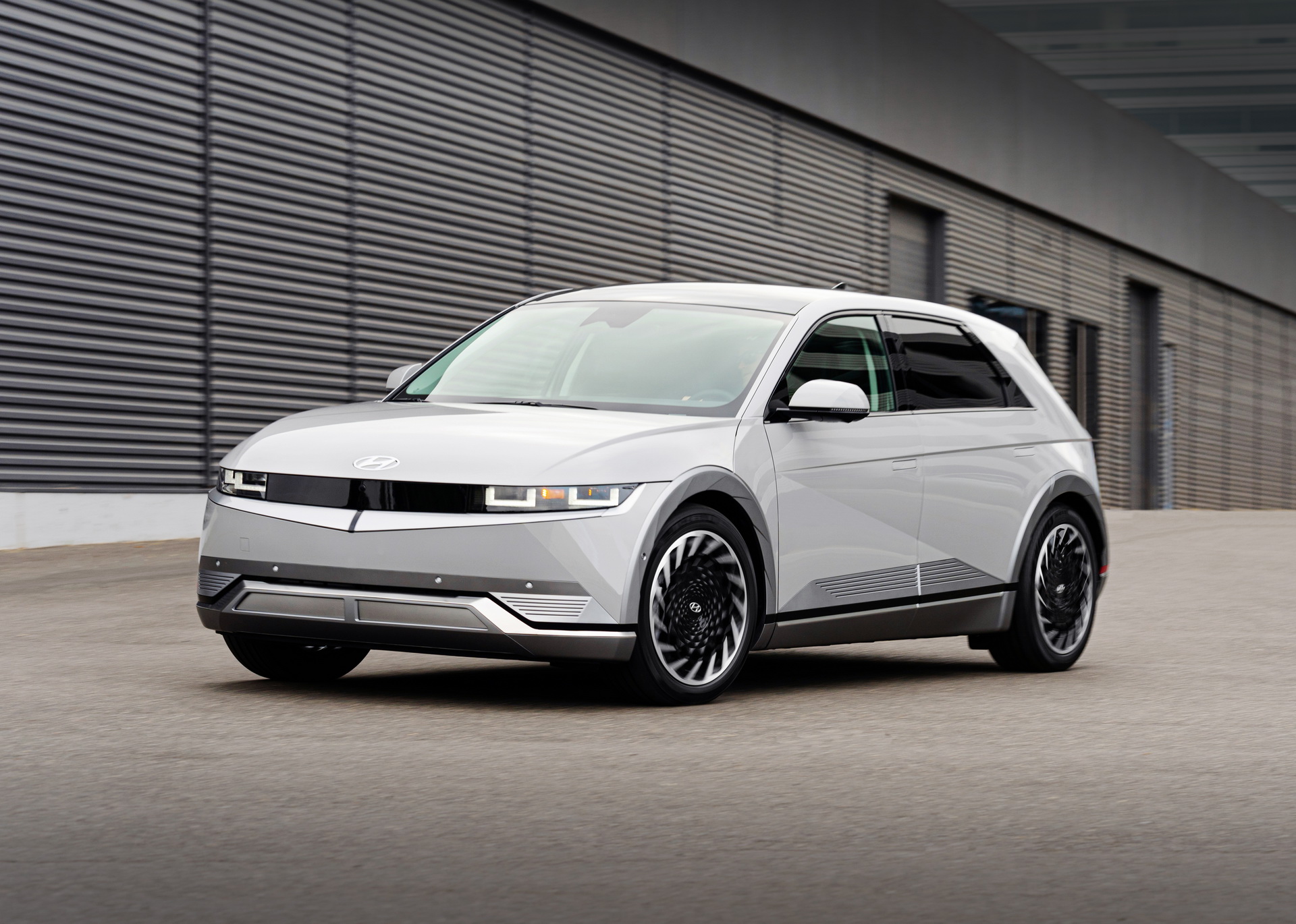 Download 2022 Hyundai Ioniq 5 - Front Three-Quarter HD Wallpaper 1920x1370 #68