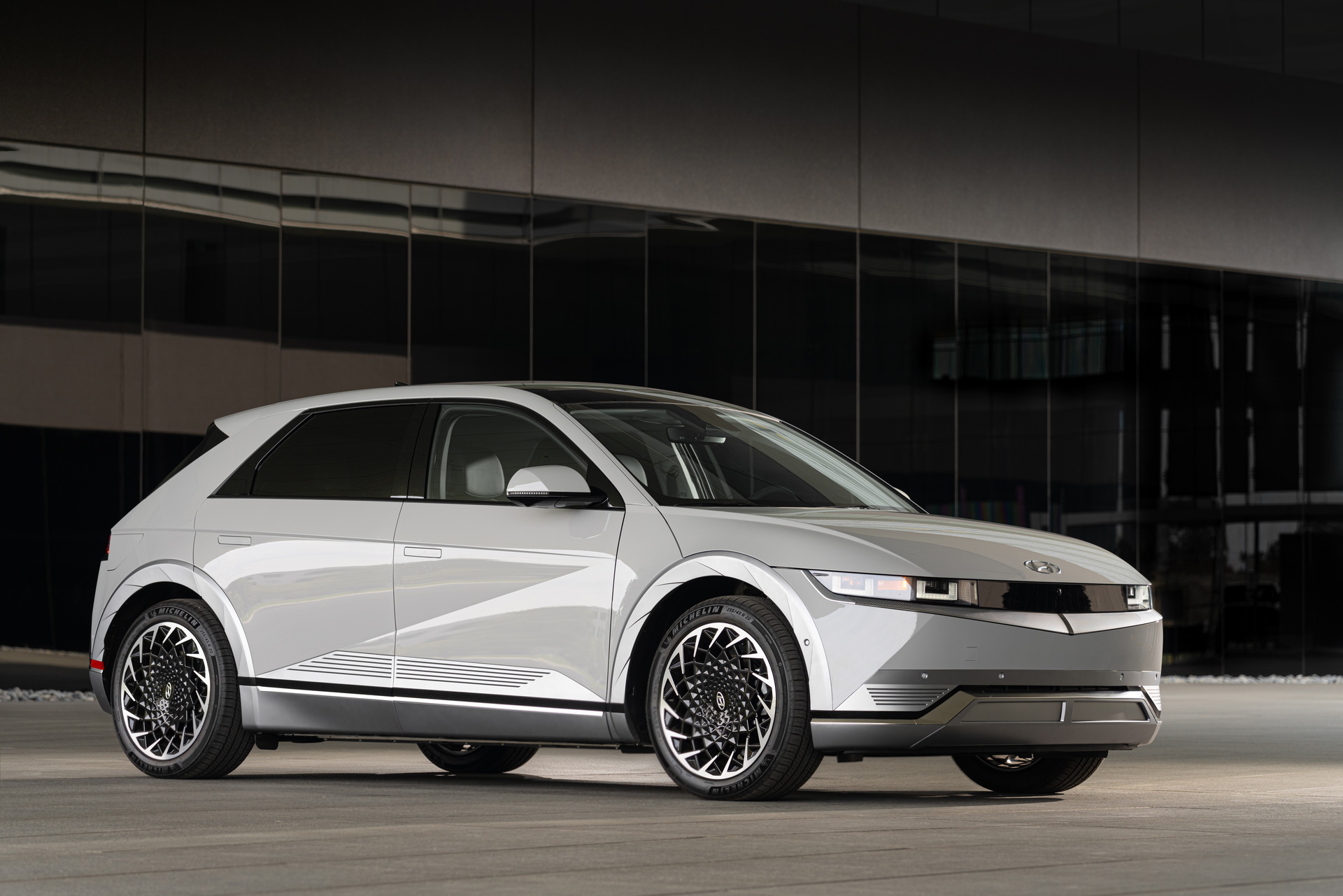 Download 2022 Hyundai Ioniq 5 - Front Three-Quarter HD Wallpaper 1920x1281 #84