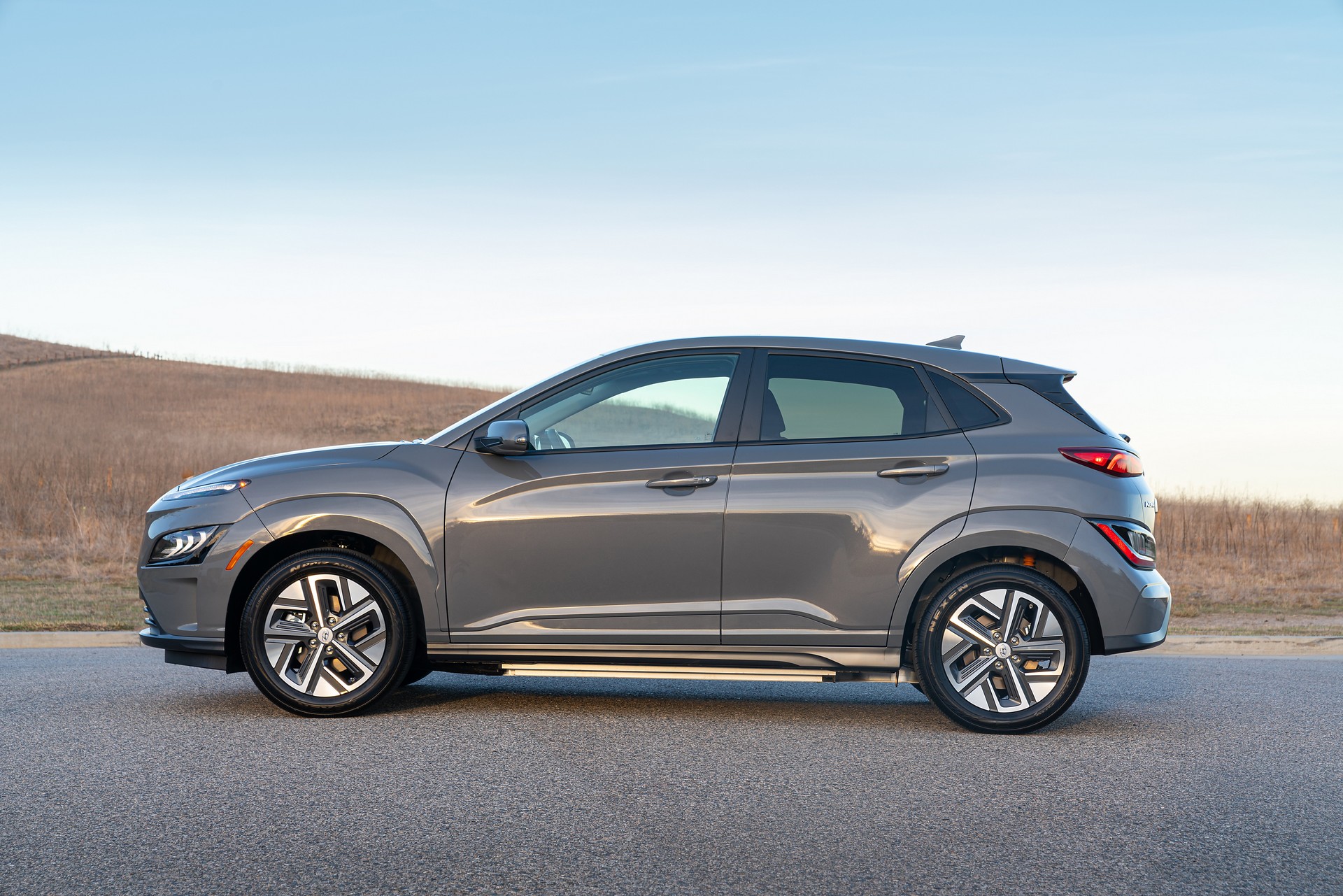 Download 2022 Hyundai Kona Electric - Side HD Wallpaper 1920x1281 #8