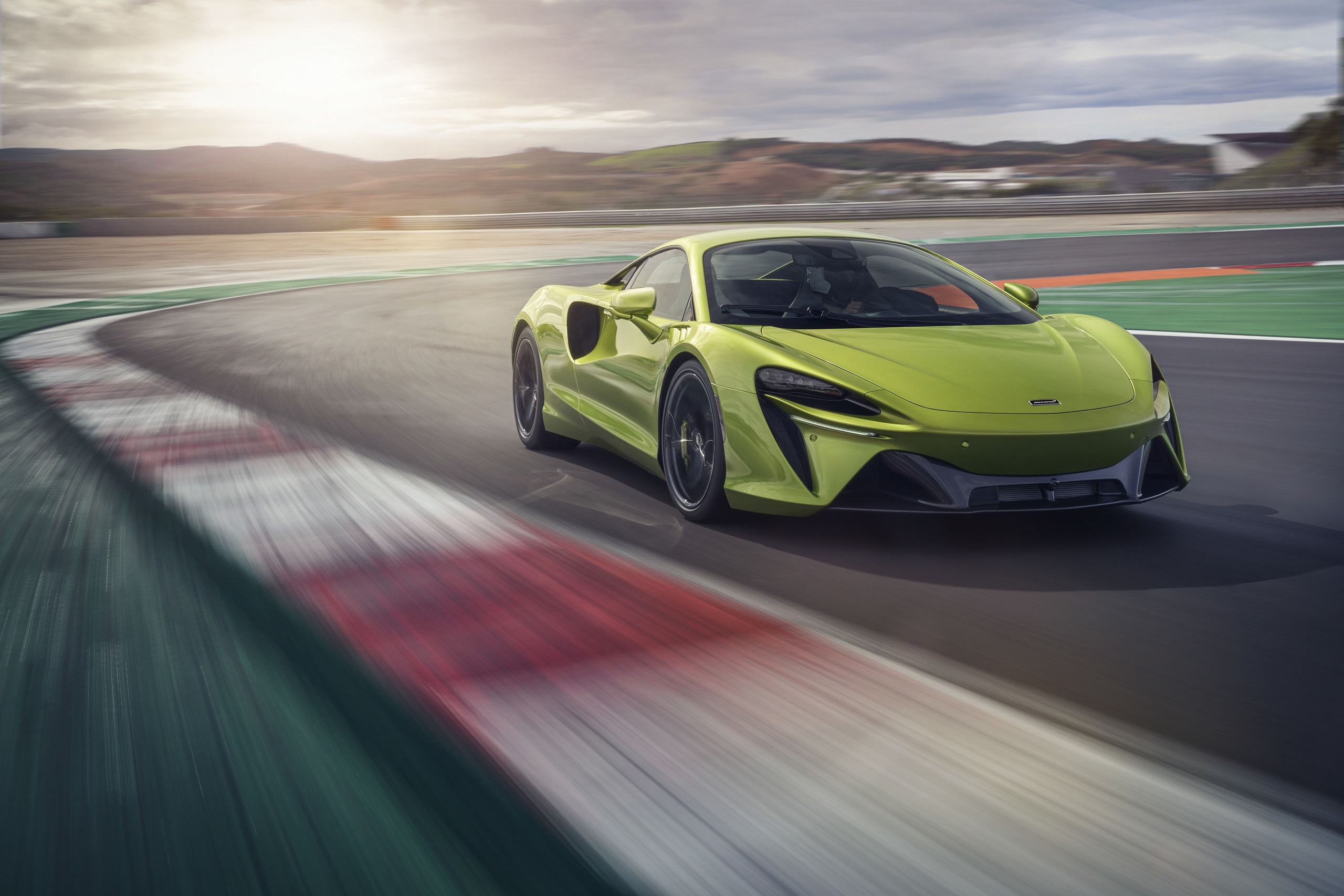 Download 2022 McLaren Artura - Front Three-Quarter HD Wallpaper 2560x1706 #19