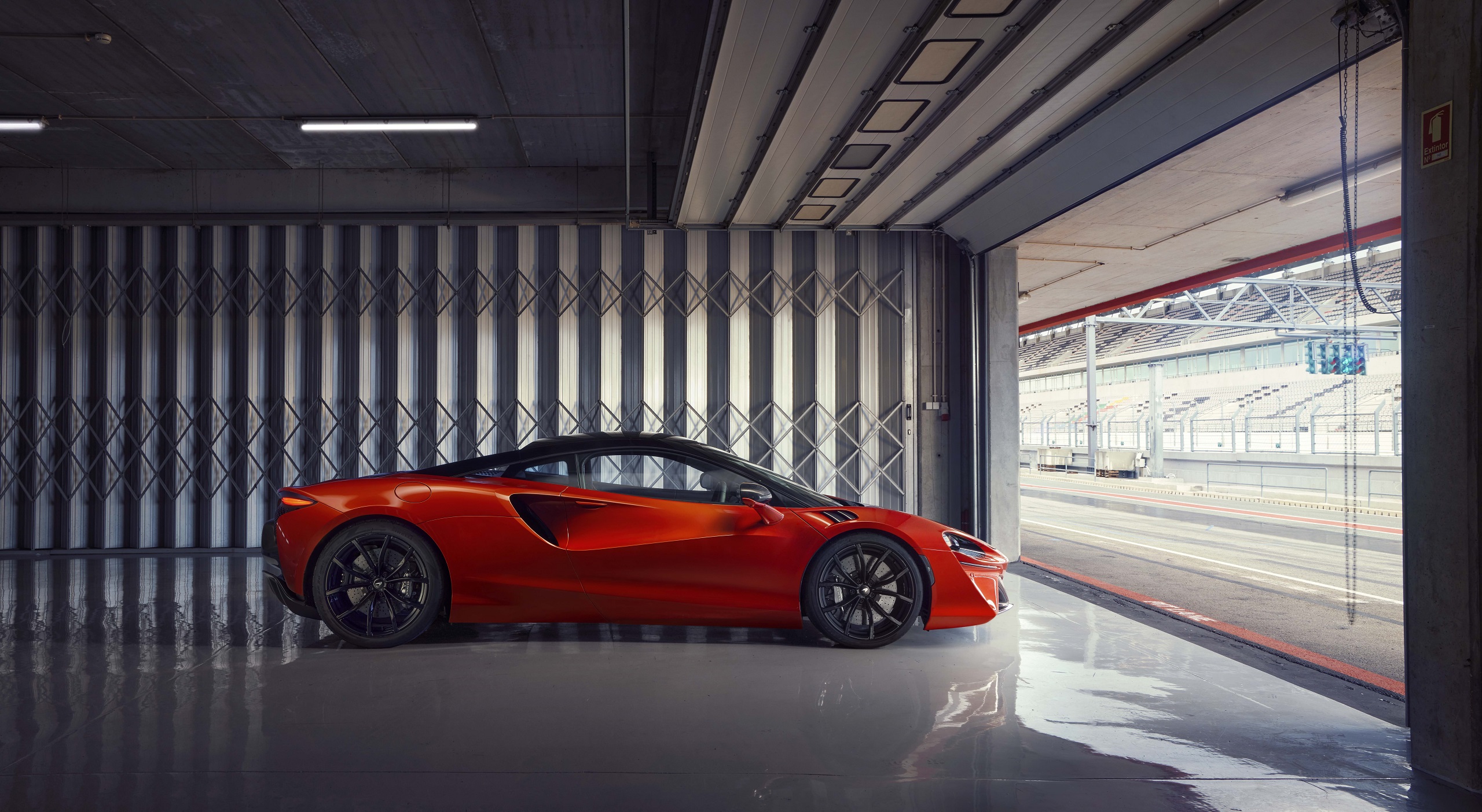 Download 2022 McLaren Artura [UK-spec] - Side HD Wallpaper 2560x1404 #17