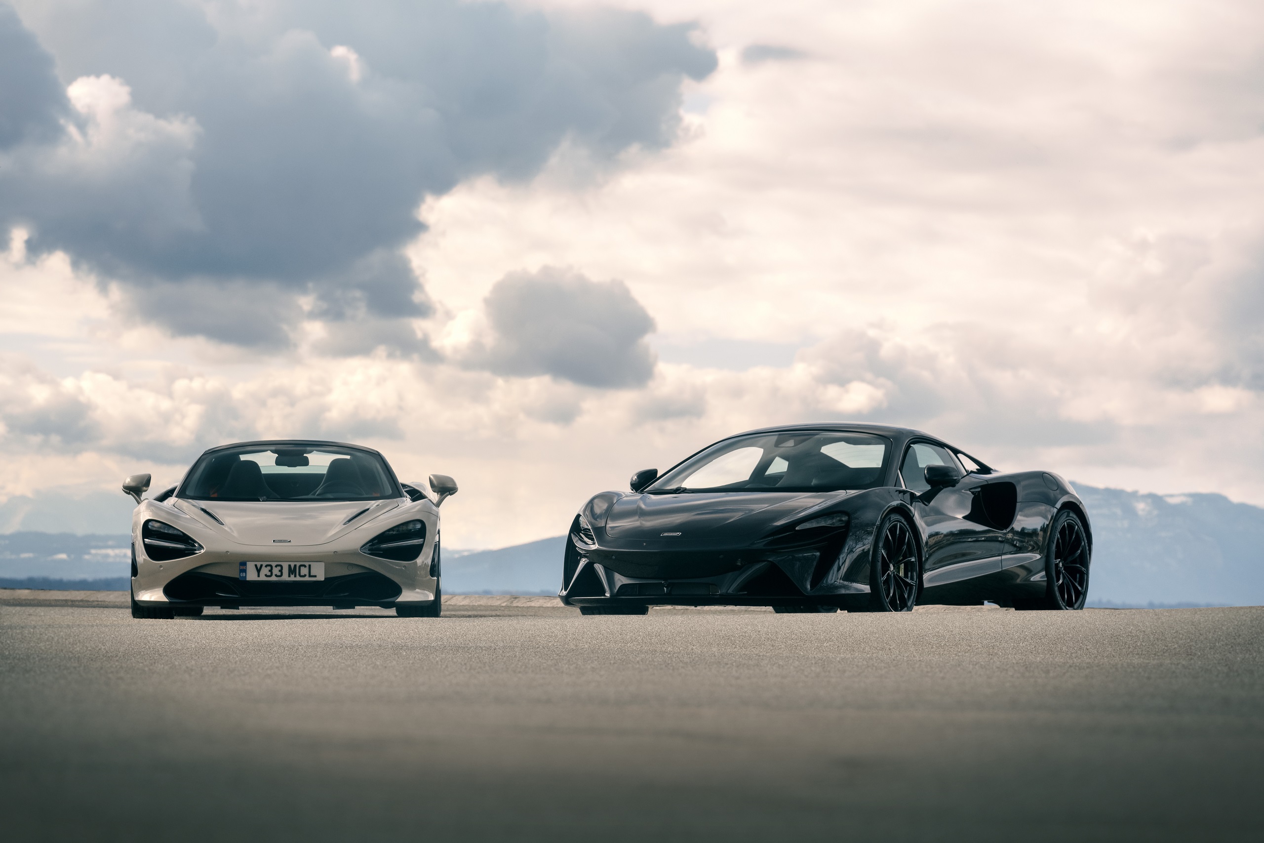 Download 2022 McLaren Artura and McLaren 720S HD Wallpaper 2560x1707 #10