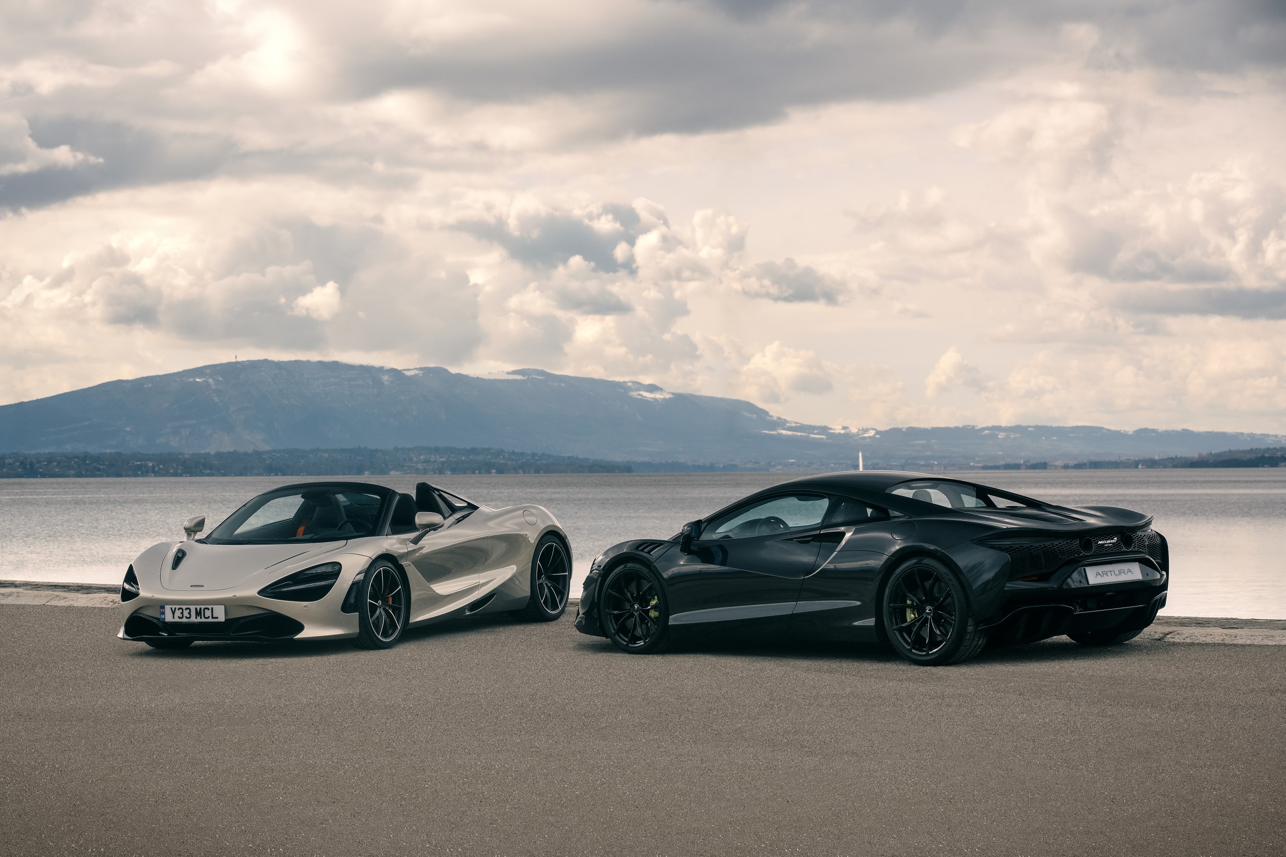 Download 2022 McLaren Artura and McLaren 720S HD Wallpaper 2560x1707 #11