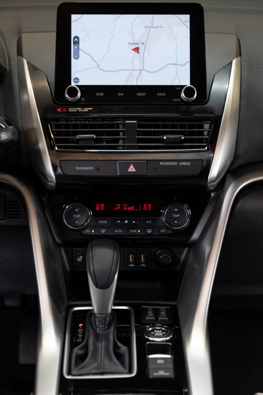 2022 Mitsubishi Eclipse Cross - Central Console Phone Wallpaper 850x1275 #32