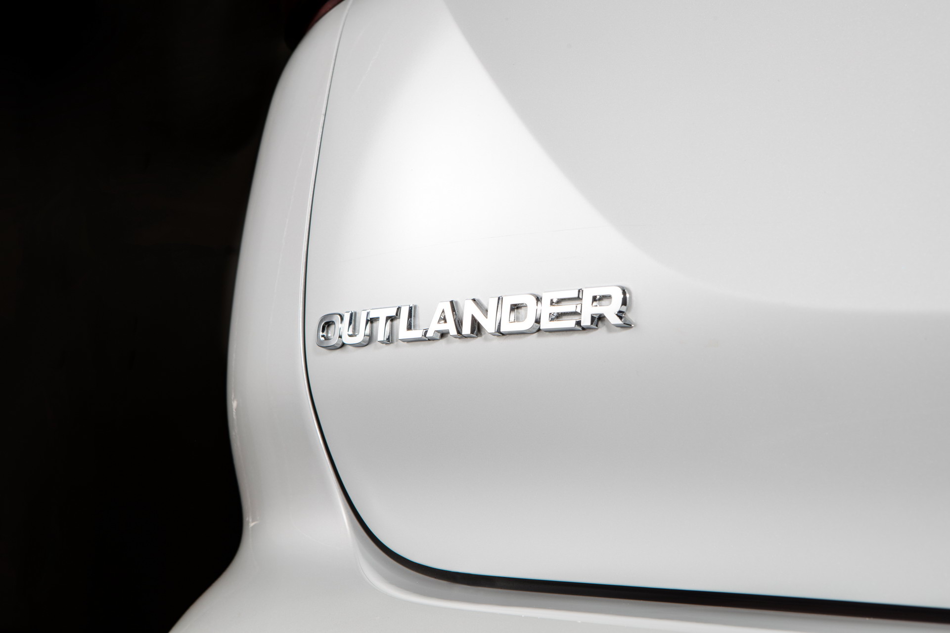 Download 2022 Mitsubishi Outlander - Badge HD Wallpaper 1921x1281 #31