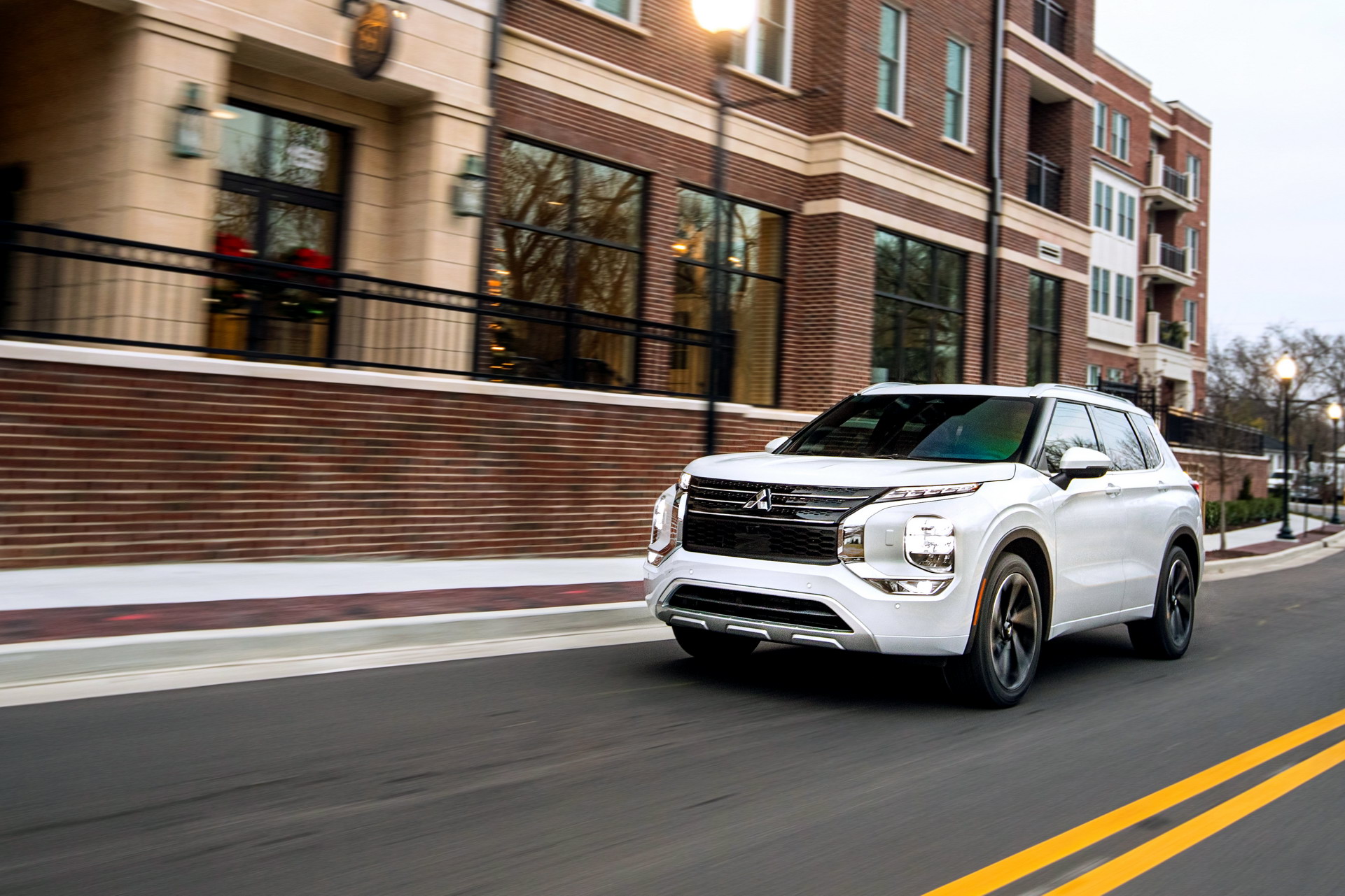 Download 2022 Mitsubishi Outlander - Front Three-Quarter HD Wallpaper 1921x1281 #10