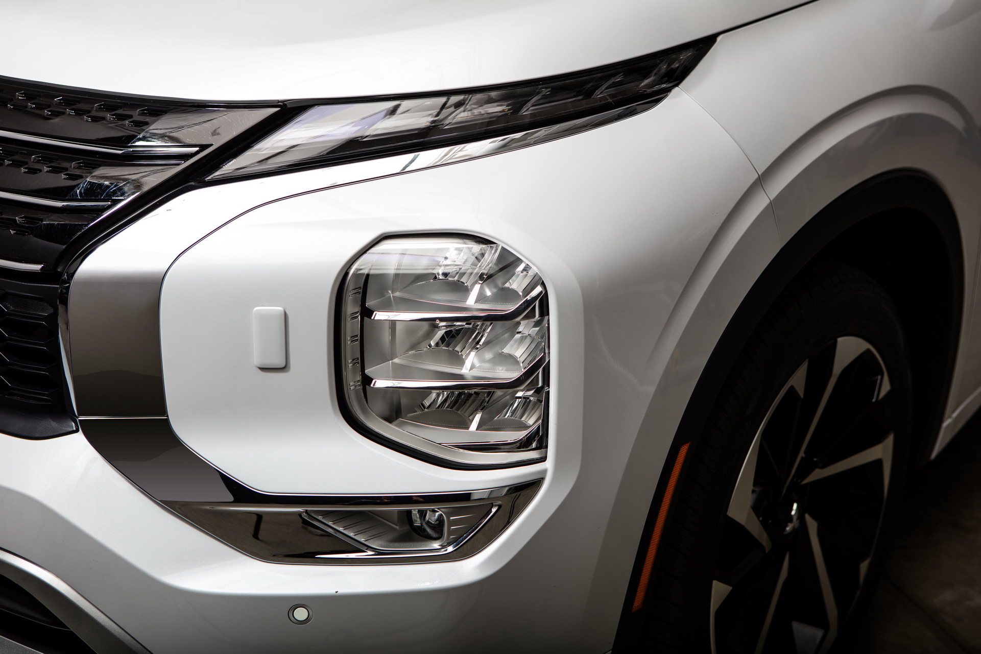 Download 2022 Mitsubishi Outlander - Headlight HD Wallpaper 1921x1281 #27
