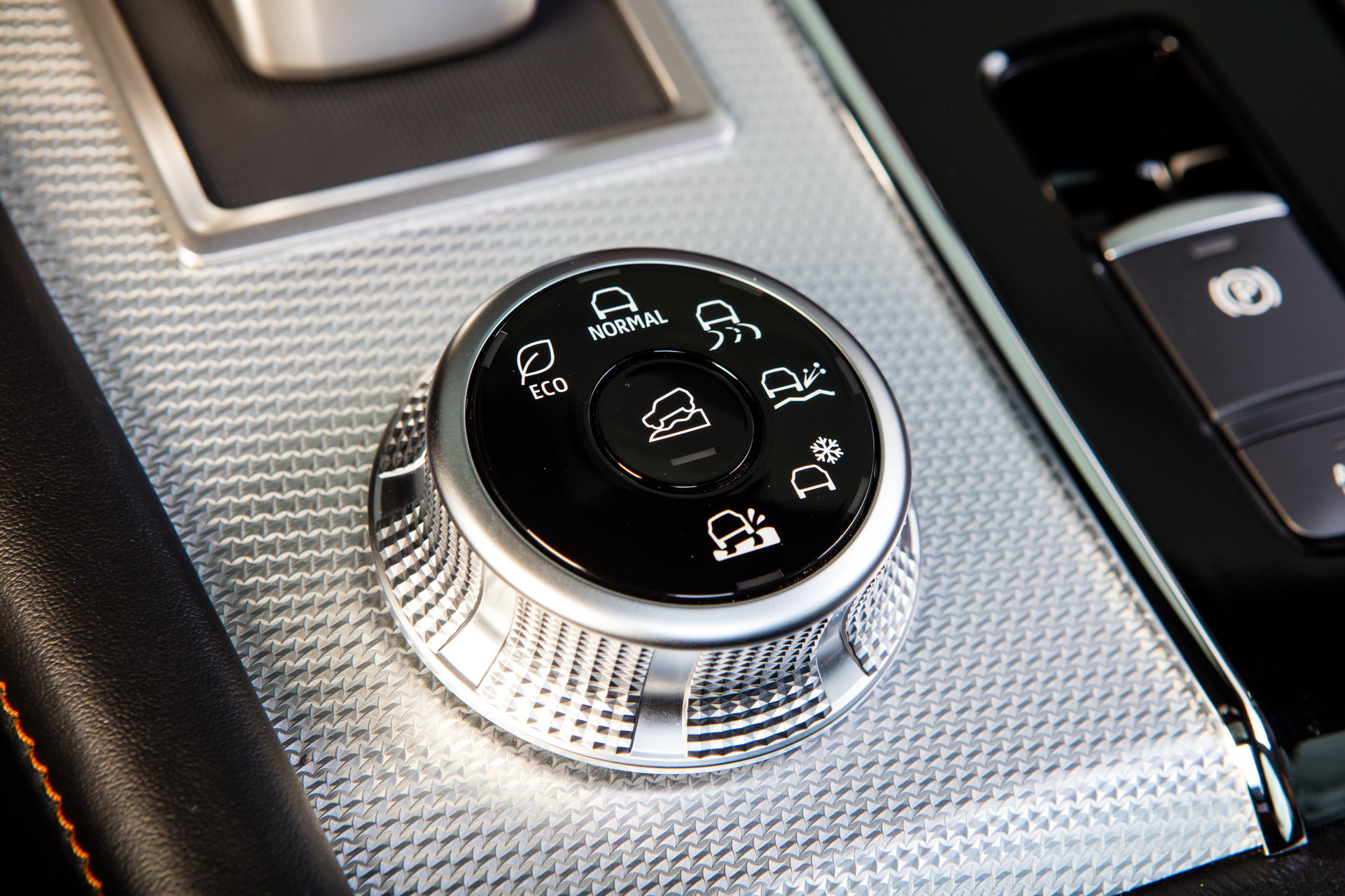 Download 2022 Mitsubishi Outlander - Interior, Detail HD Wallpaper 1921x1281 #52