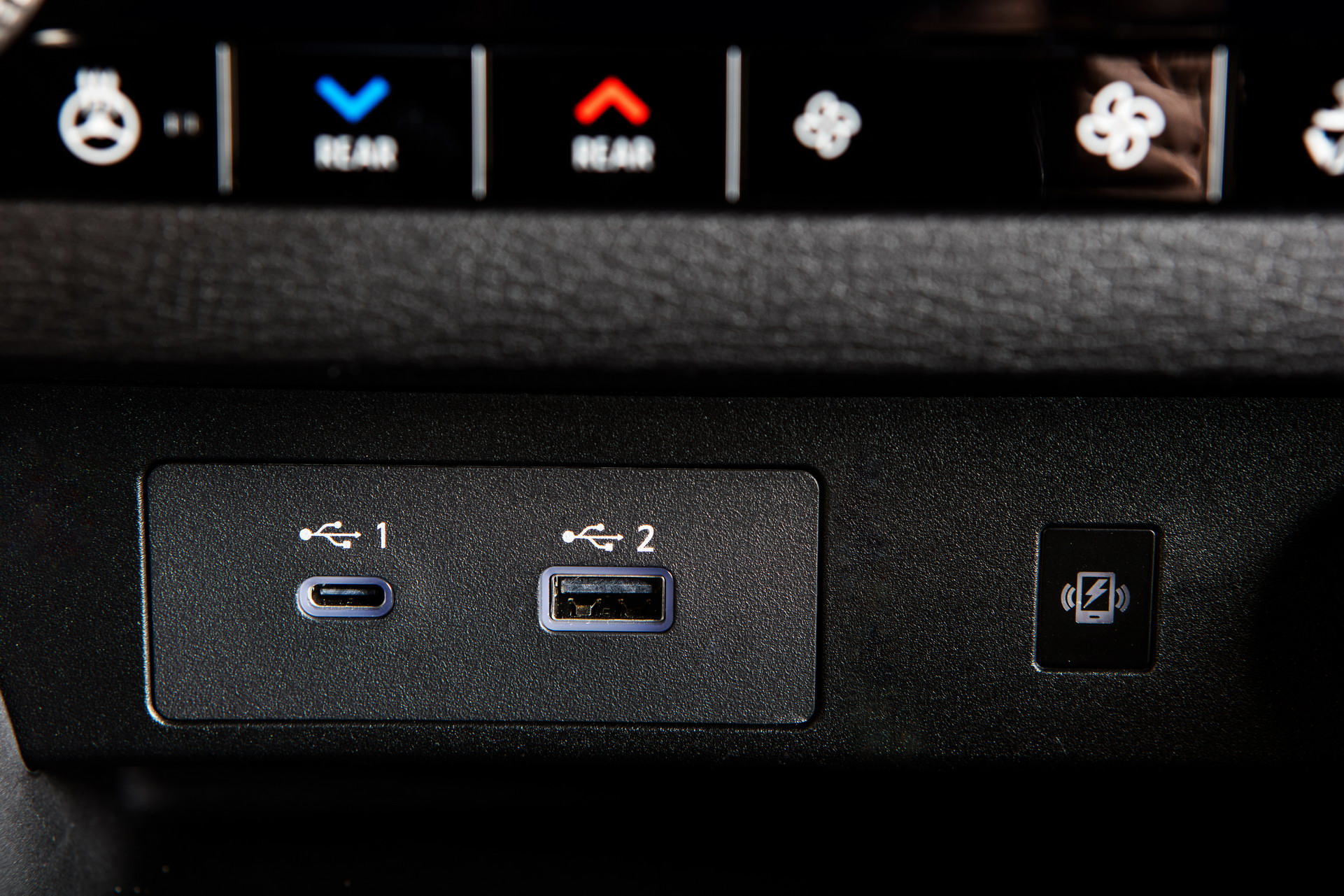 Download 2022 Mitsubishi Outlander - Interior, Detail HD Wallpaper 1921x1281 #55