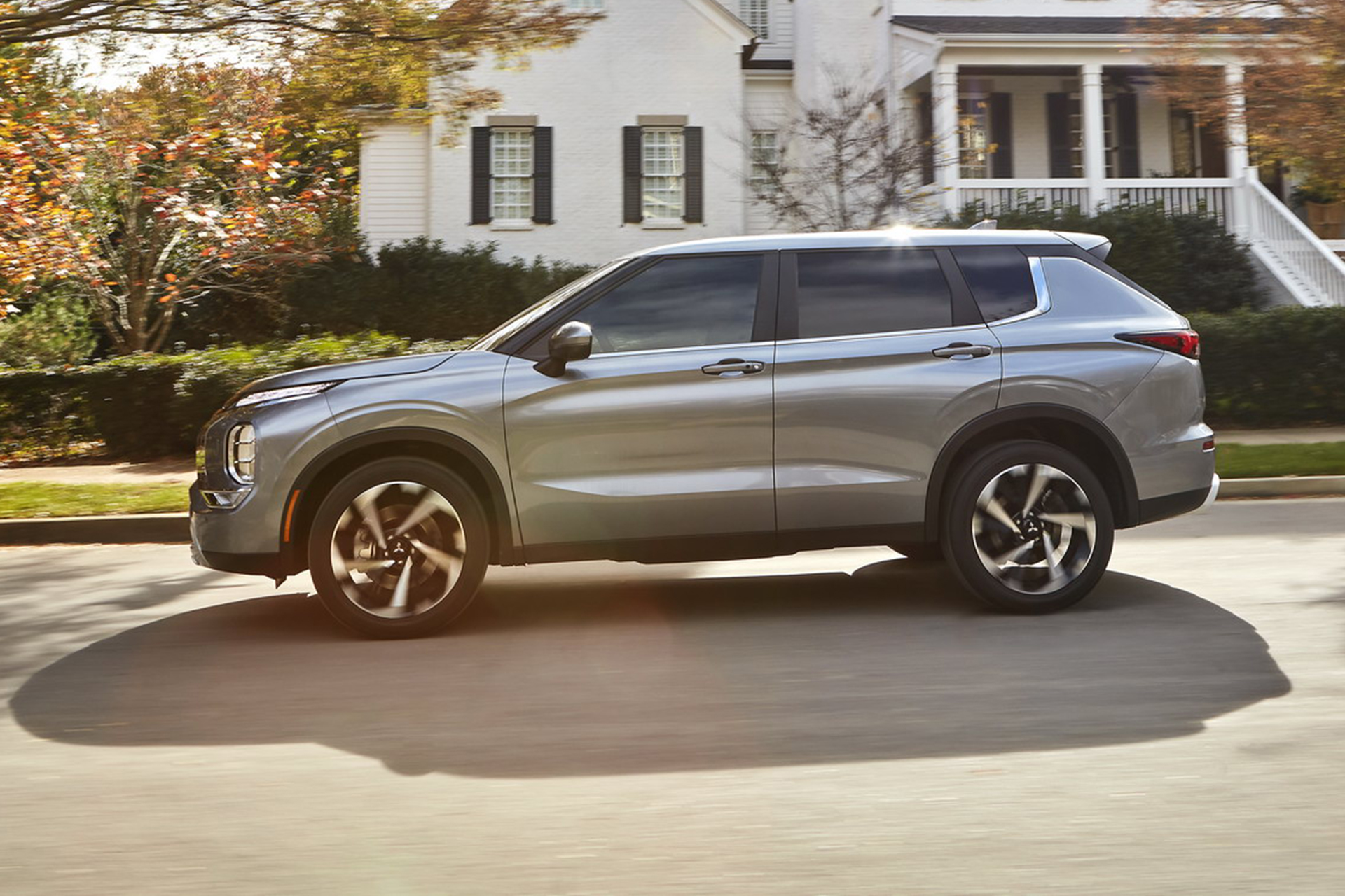 Download 2022 Mitsubishi Outlander - Side HD Wallpaper 1920x1280 #9