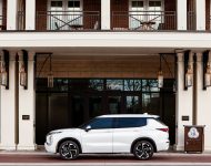 2022 Mitsubishi Outlander - Side Wallpaper 190x150