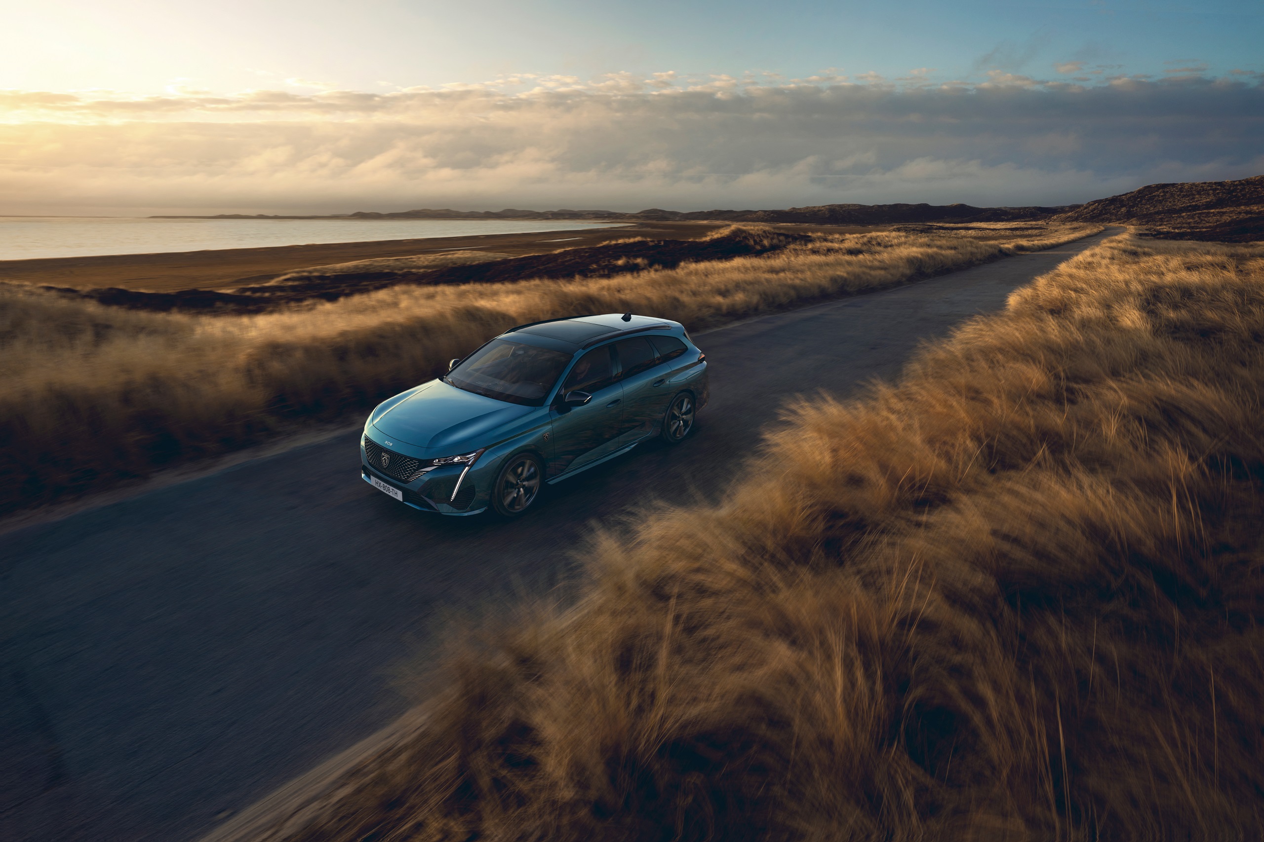 Download 2022 Peugeot 308 SW - Front Three-Quarter HD Wallpaper 2560x1707 #11