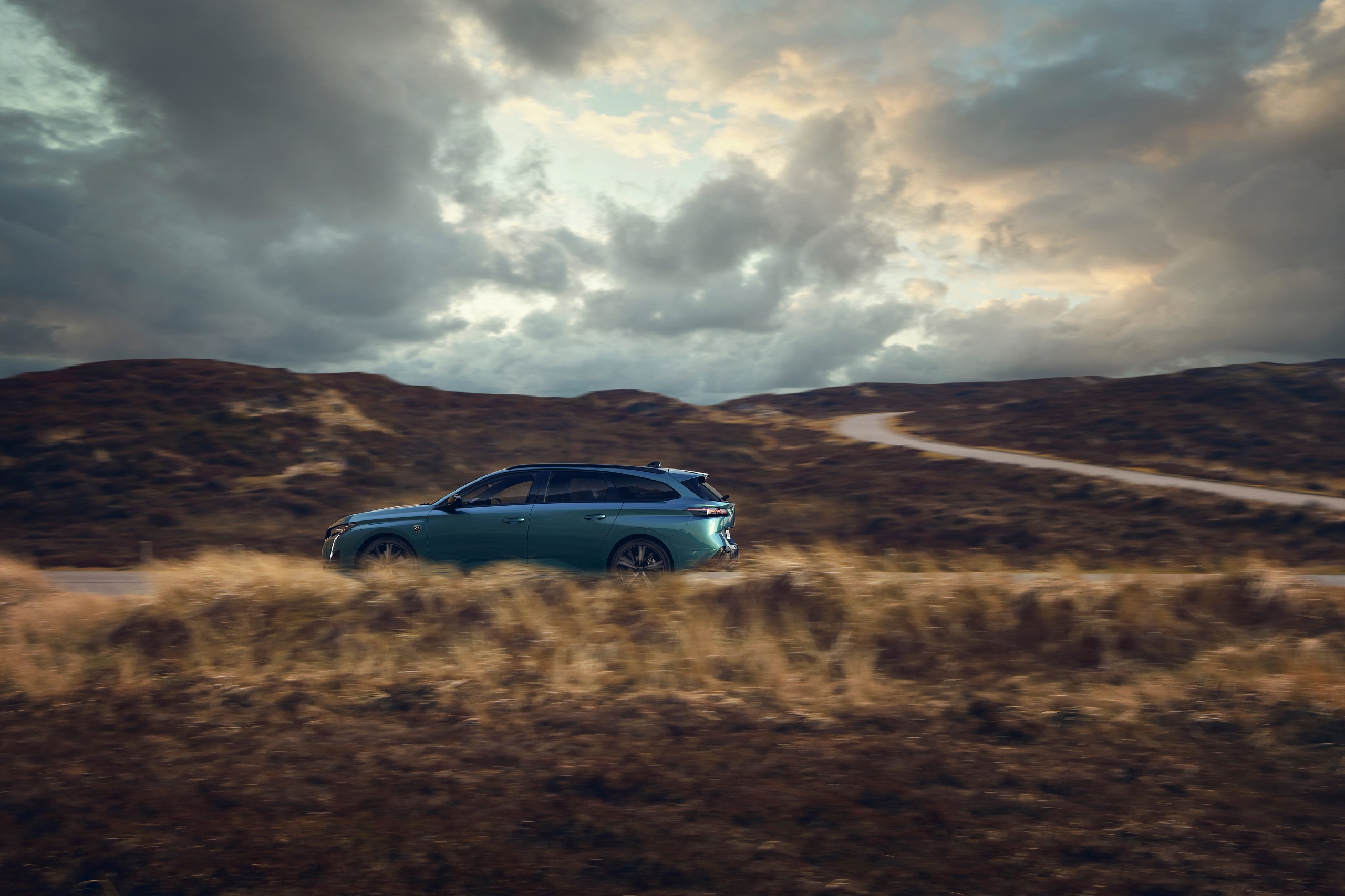 Download 2022 Peugeot 308 SW - Side HD Wallpaper 2560x1706 #13