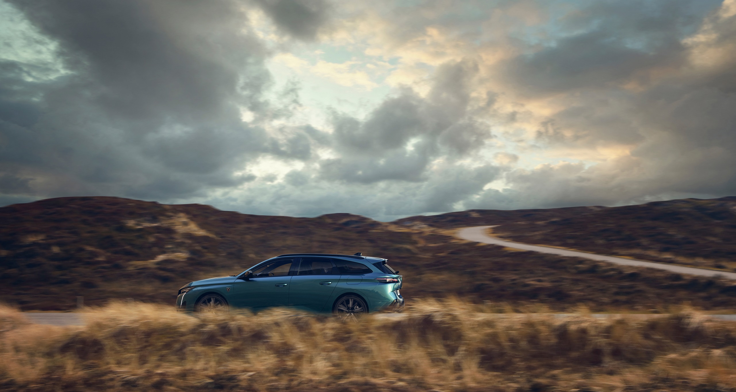 Download 2022 Peugeot 308 SW - Side HD Wallpaper 2560x1363 #14