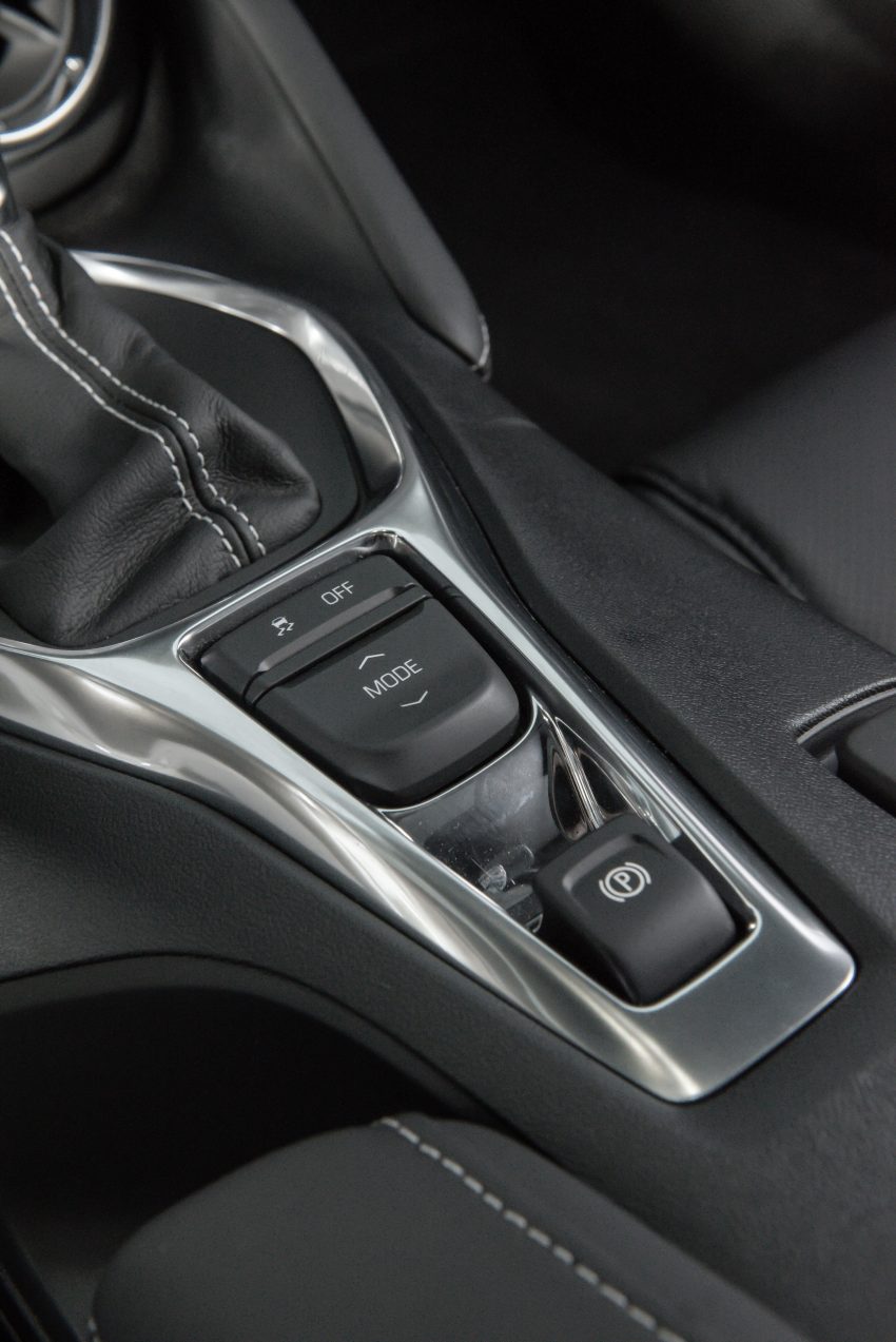 2020 Chevrolet Camaro SS Convertible - Central Console Phone Wallpaper 850x1273 #7